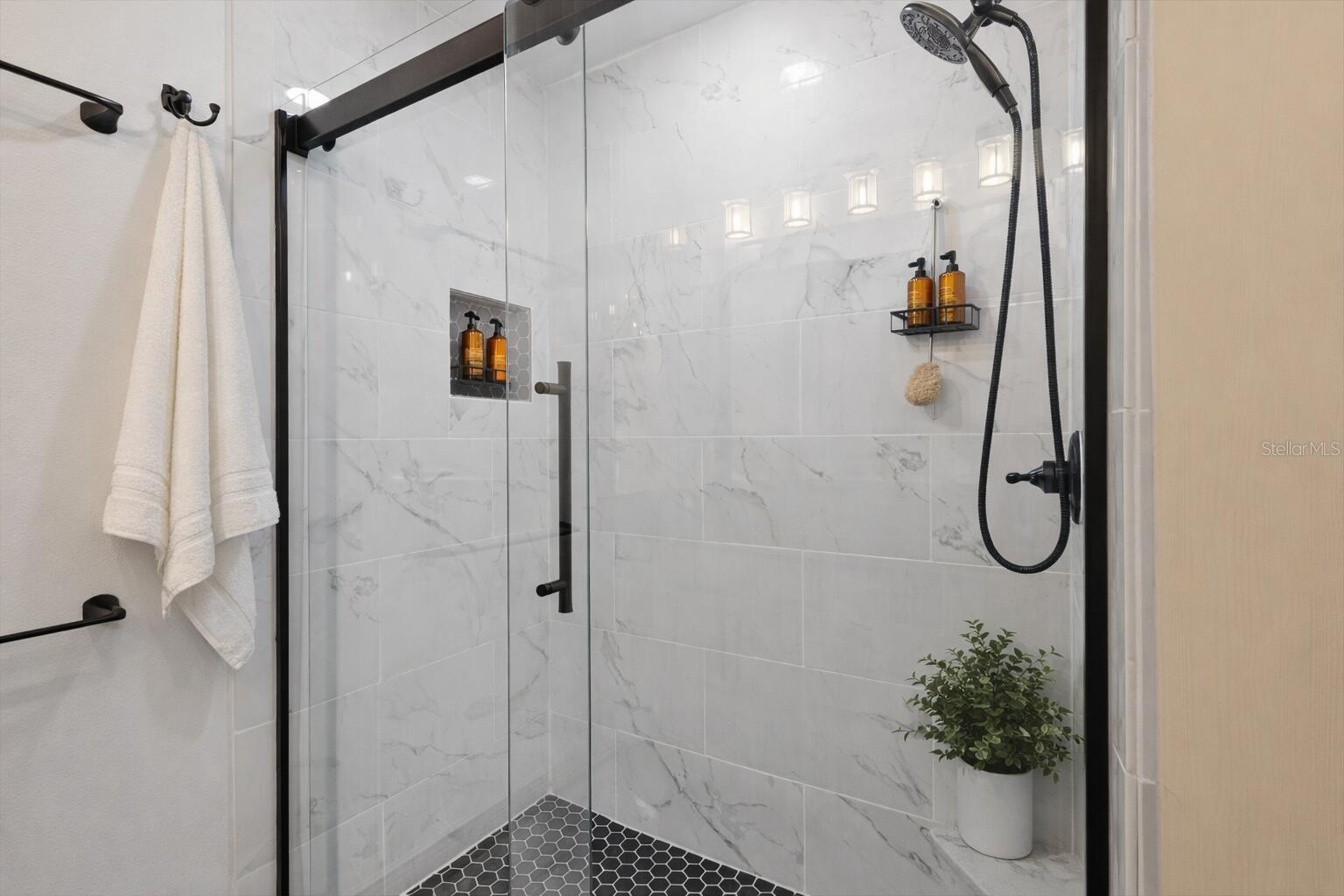 Listing photo id 43 for 1001 Edgemont Place