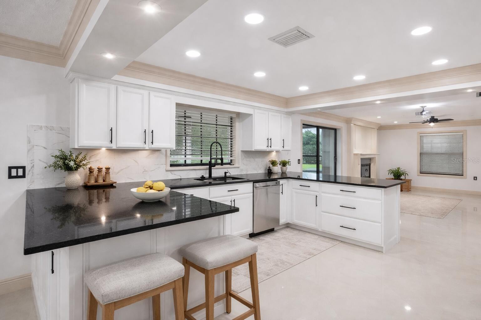 Listing photo id 48 for 1001 Edgemont Place