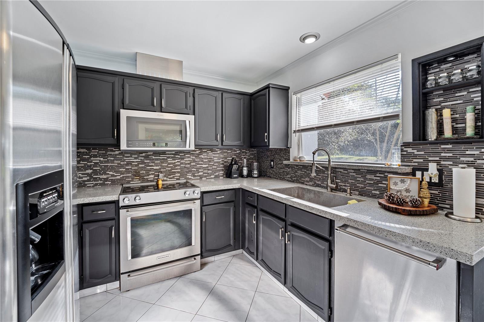 Image 12 of 36 For 2649 Albion Avenue