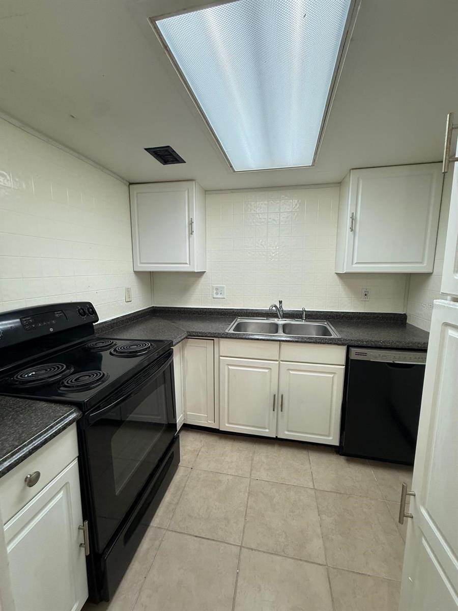 Image 6 of 13 For 946 Lake Destiny Road C