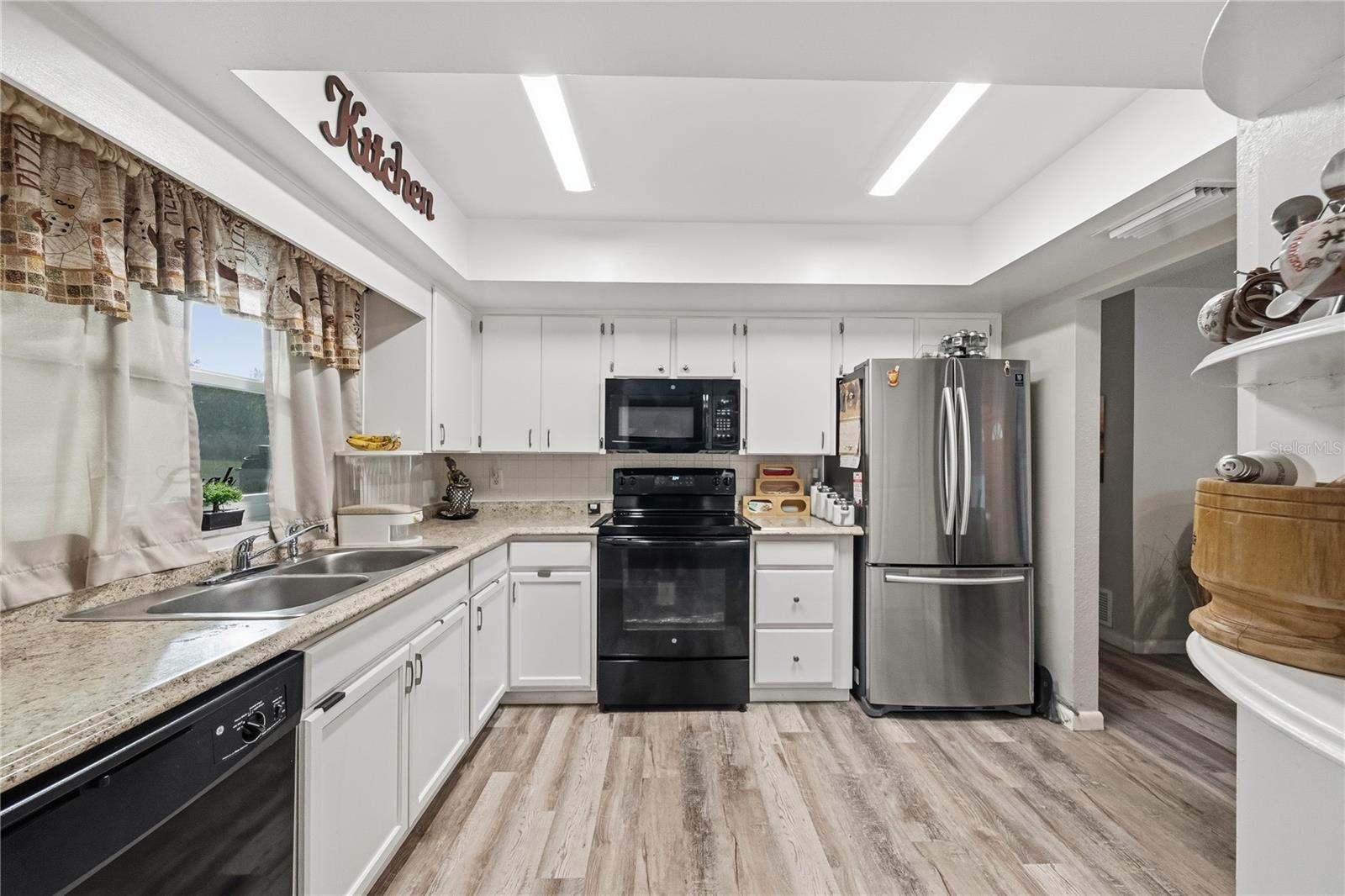 Listing photo id 9 for 2507 Bluegrass Street