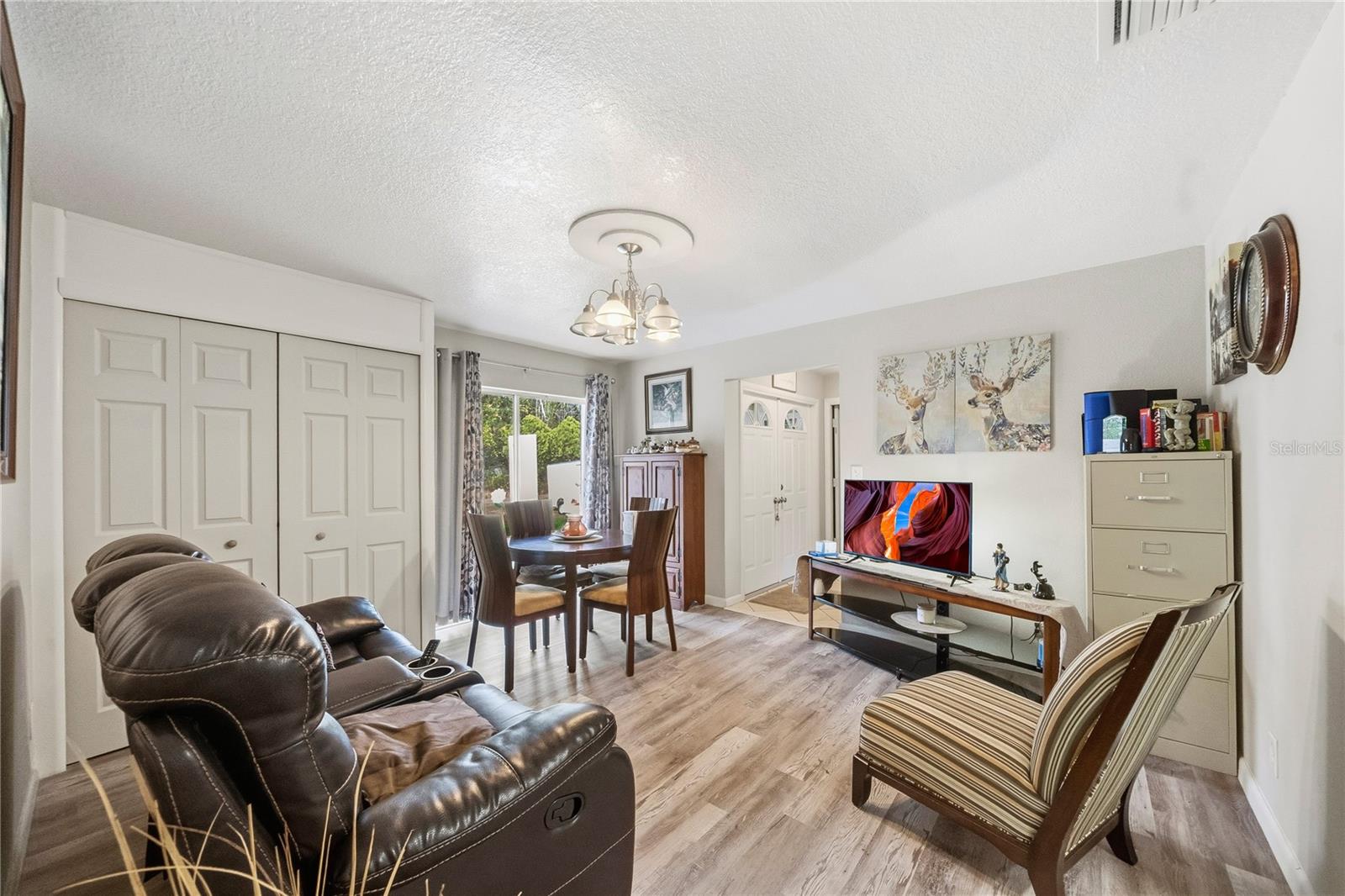 Listing photo id 11 for 2507 Bluegrass Street