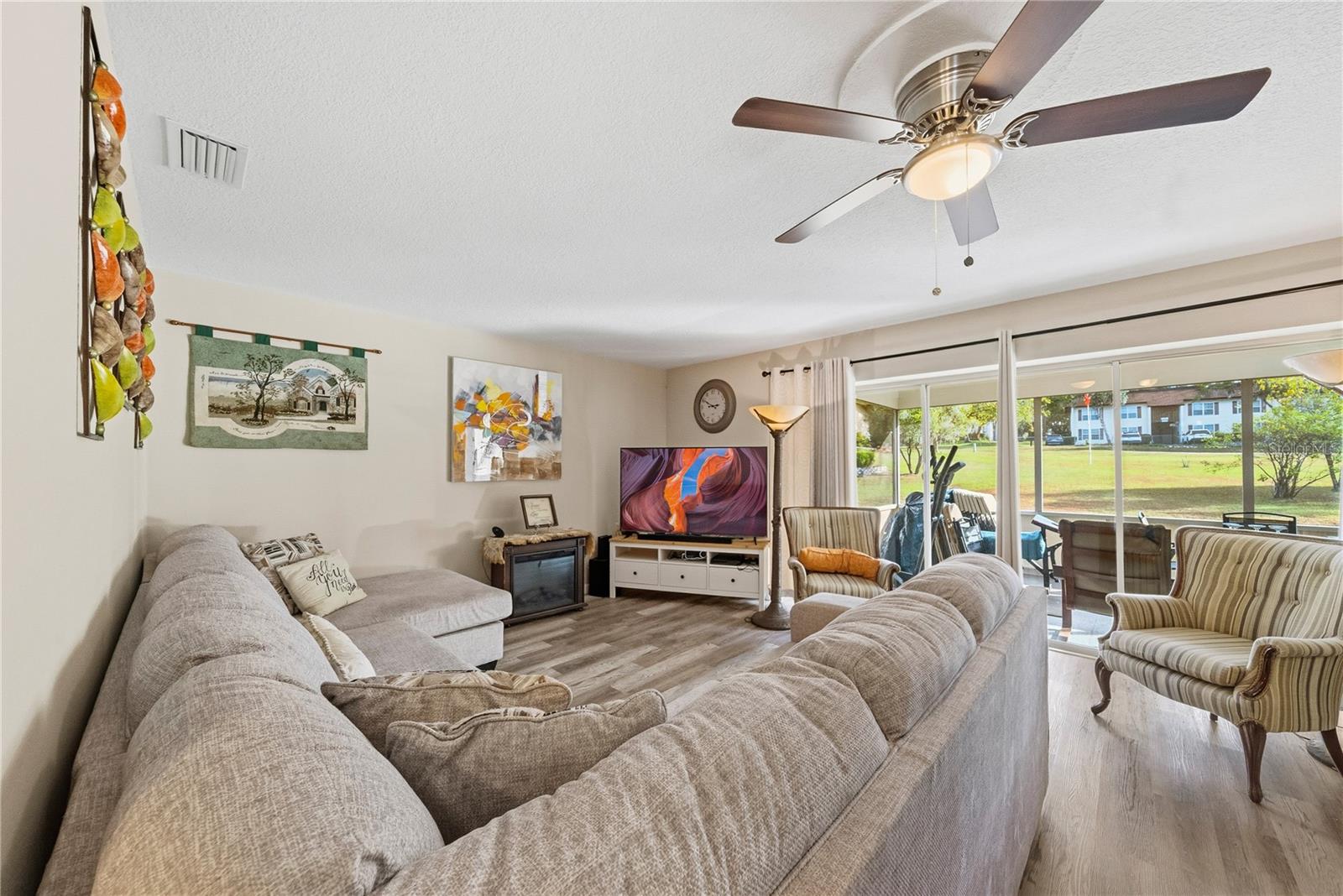 Listing photo id 4 for 2507 Bluegrass Street