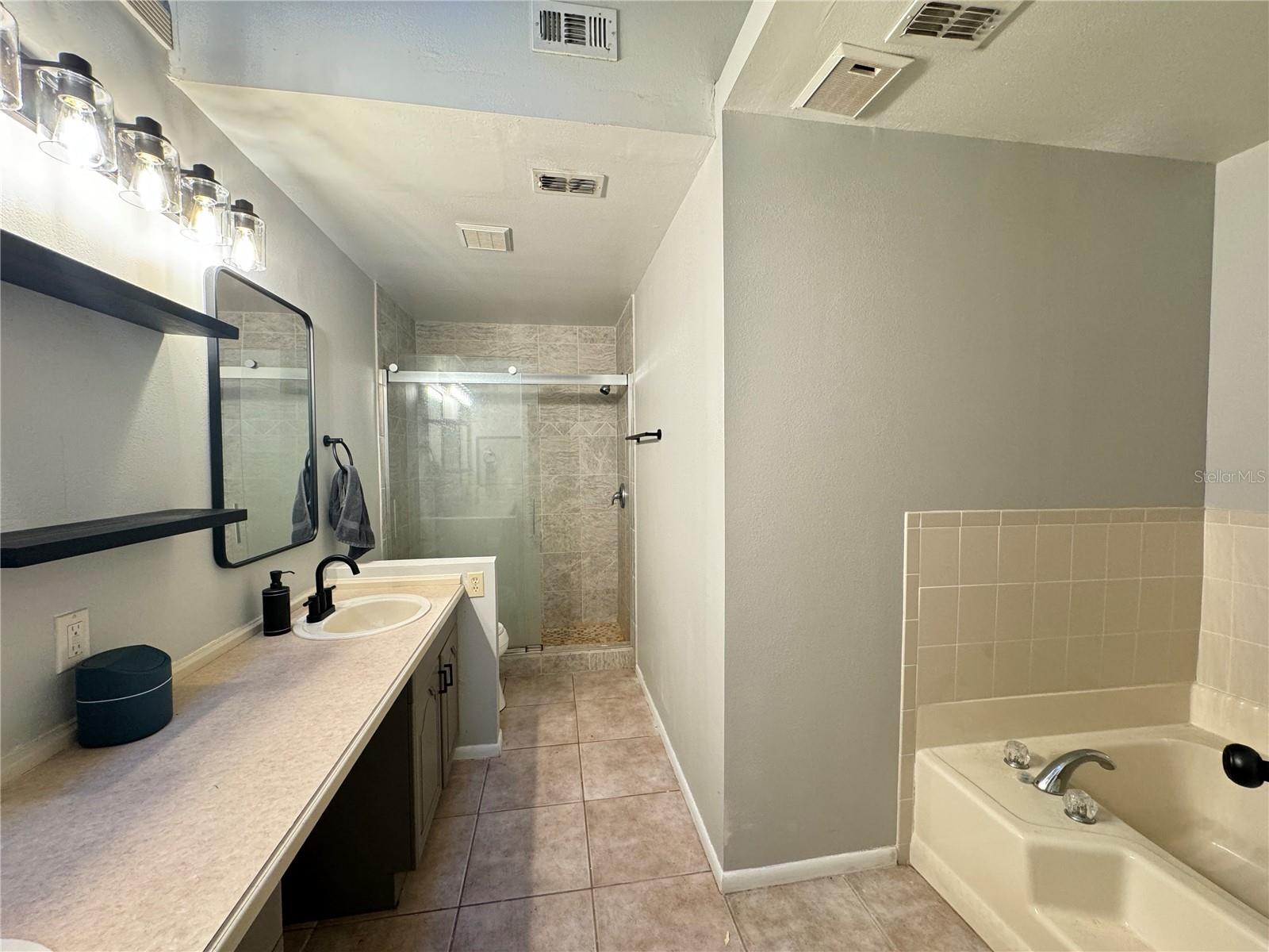 Image 22 of 25 For 626 Red Oak Circle 110