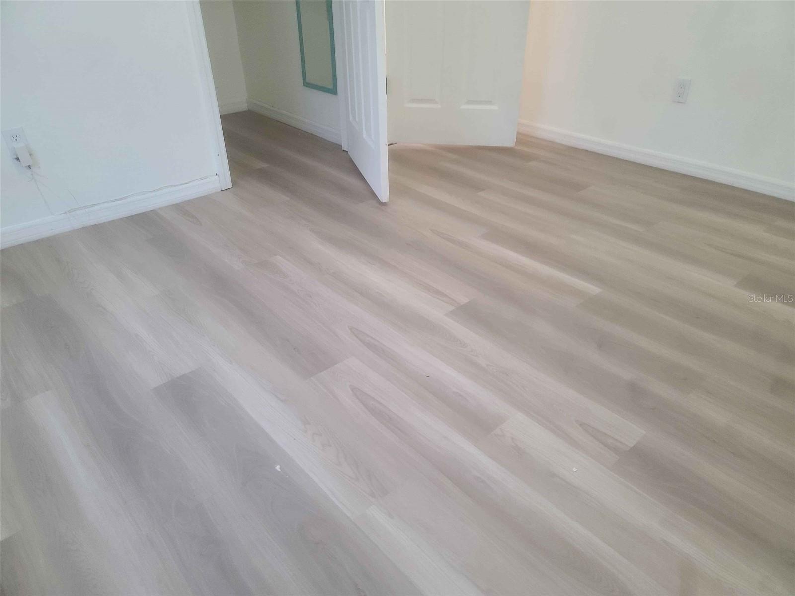 Image 5 of 13 For 833 Disston Avenue