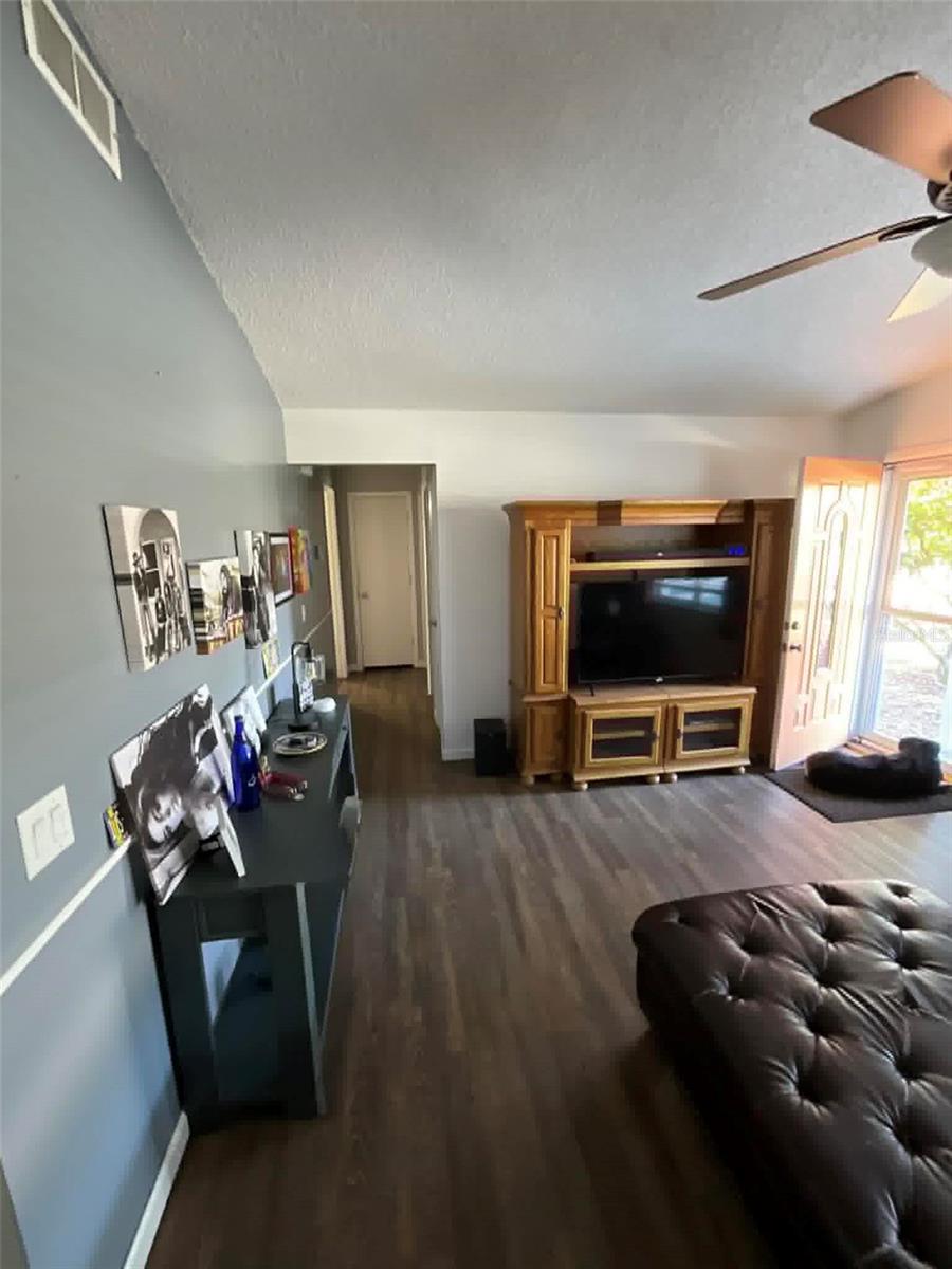 Image 10 of 13 For 616 Kings Lane Sw