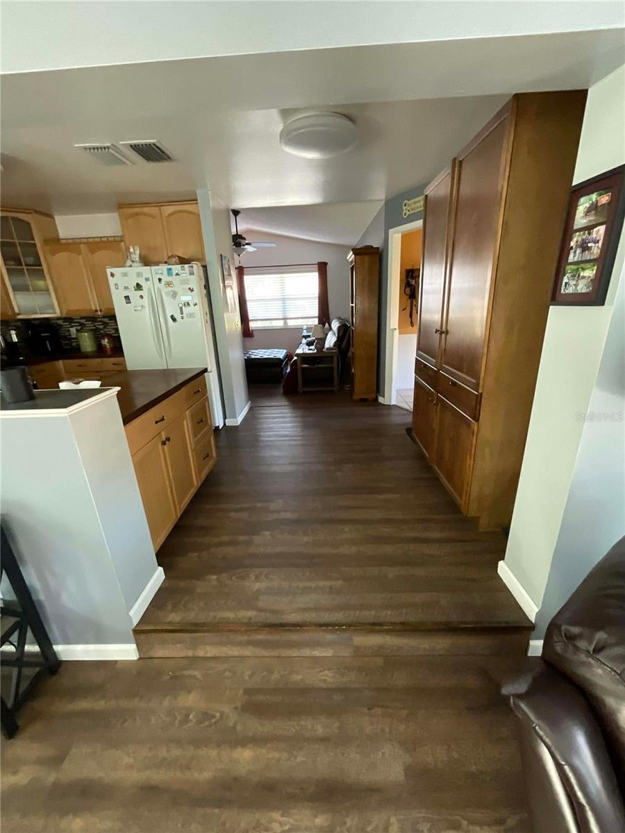 Image 17 of 23 For 616 Kings Lane Sw