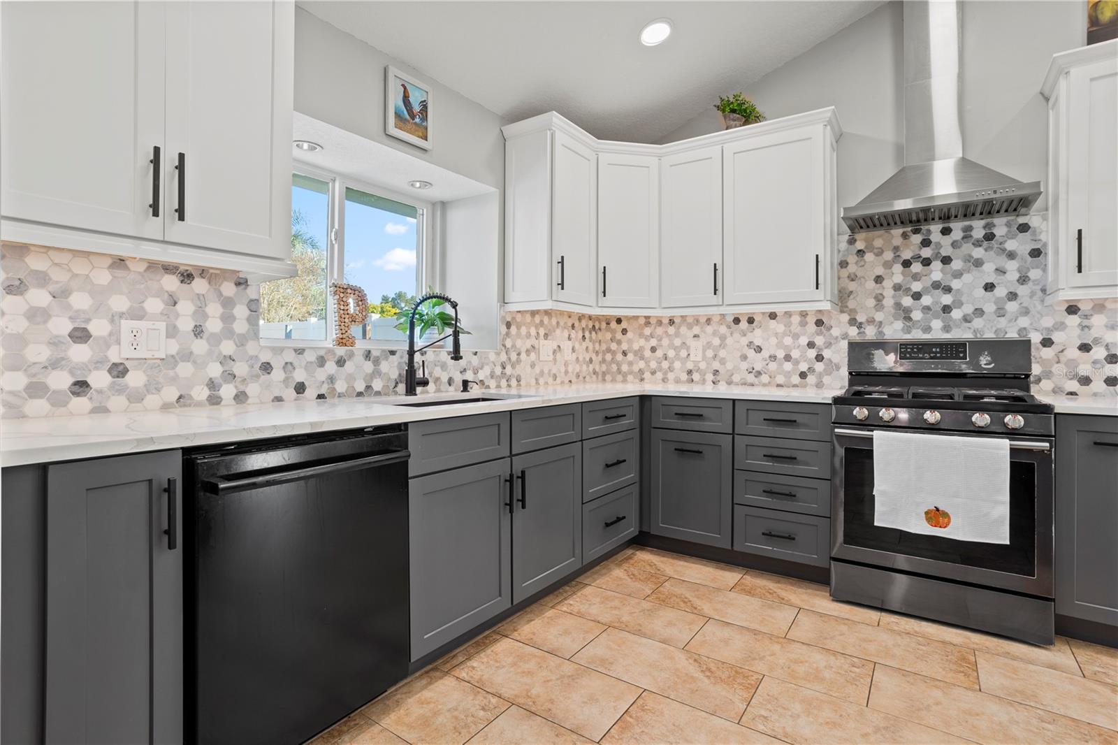 Image 15 of 34 For 204 Teakwood Court