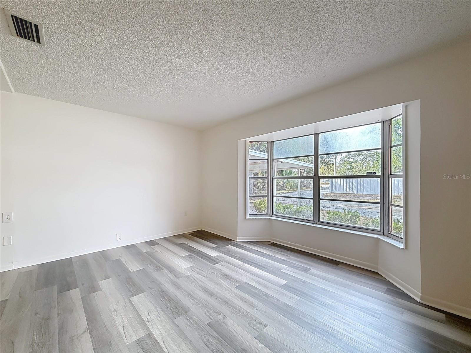 Listing photo id 9 for 6359 Lewdingar Drive