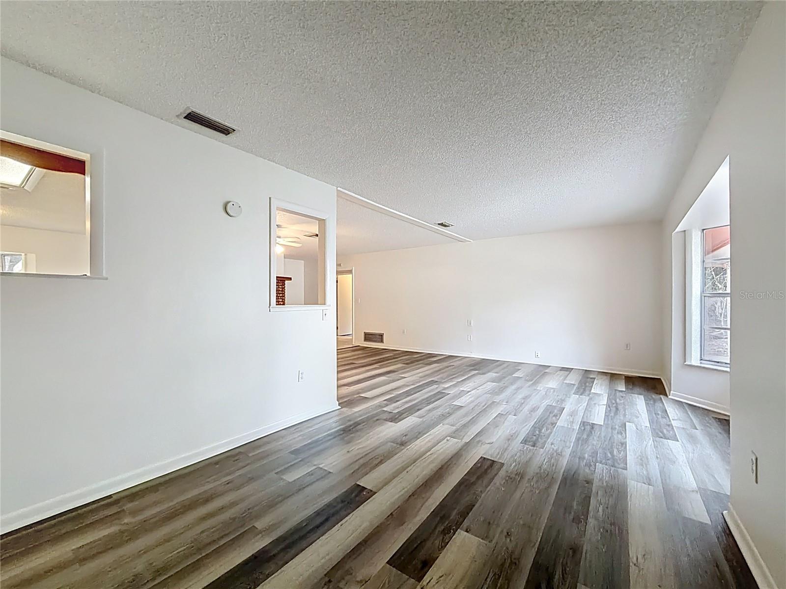 Listing photo id 10 for 6359 Lewdingar Drive