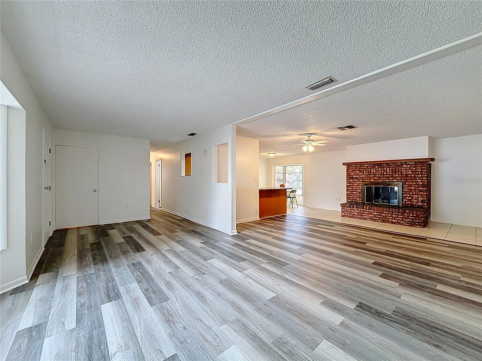 Listing photo id 12 for 6359 Lewdingar Drive