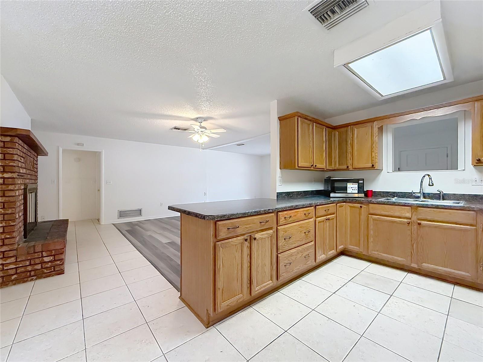 Listing photo id 17 for 6359 Lewdingar Drive