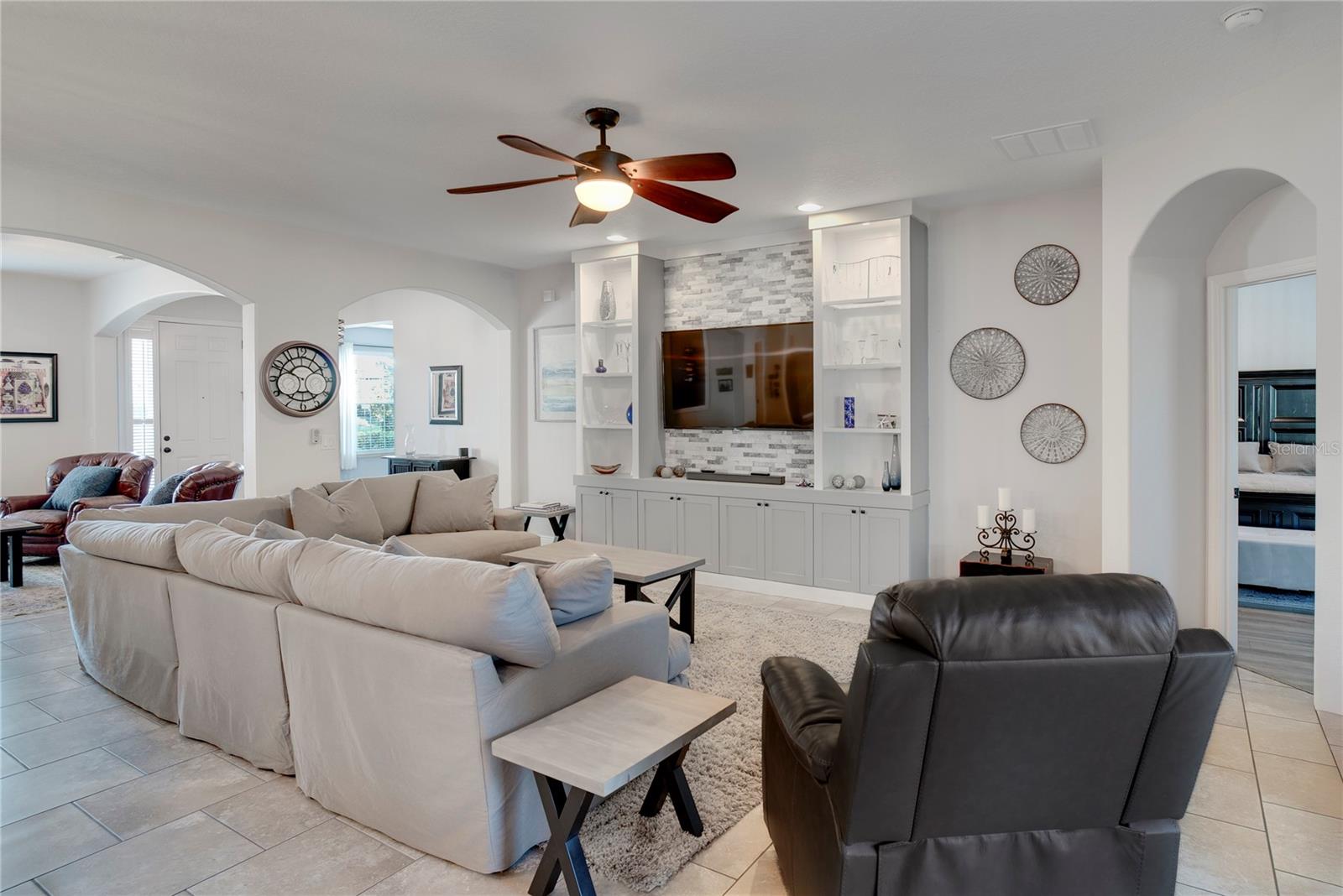 Image 11 of 39 For 623 Lake Cove Pointe Circle