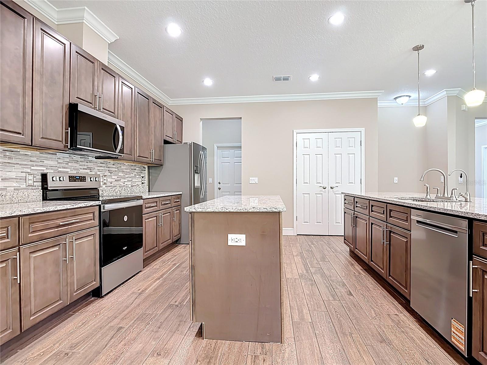 Image 18 of 67 For 19041 Mardi Gras Street