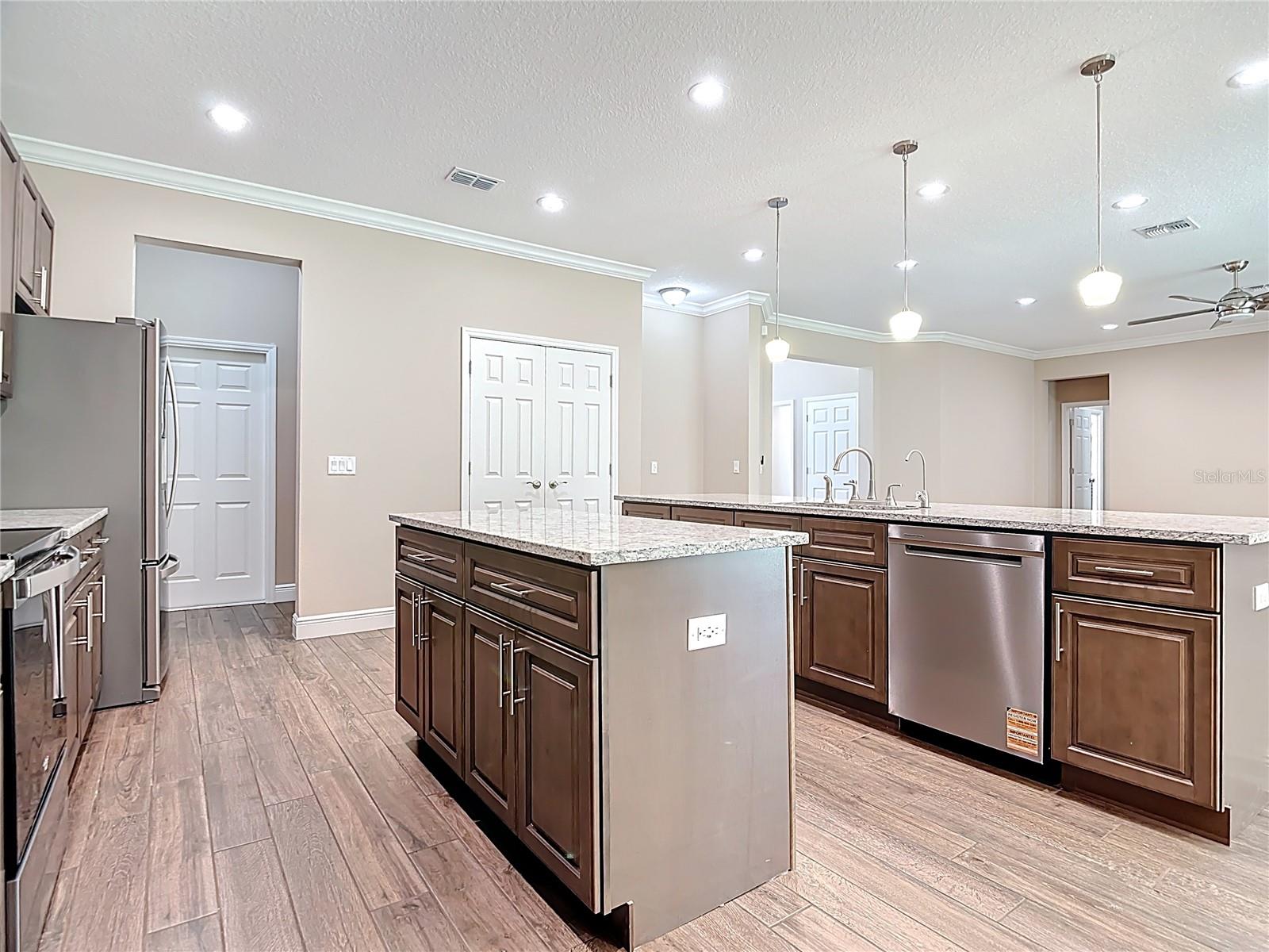 Image 19 of 67 For 19041 Mardi Gras Street