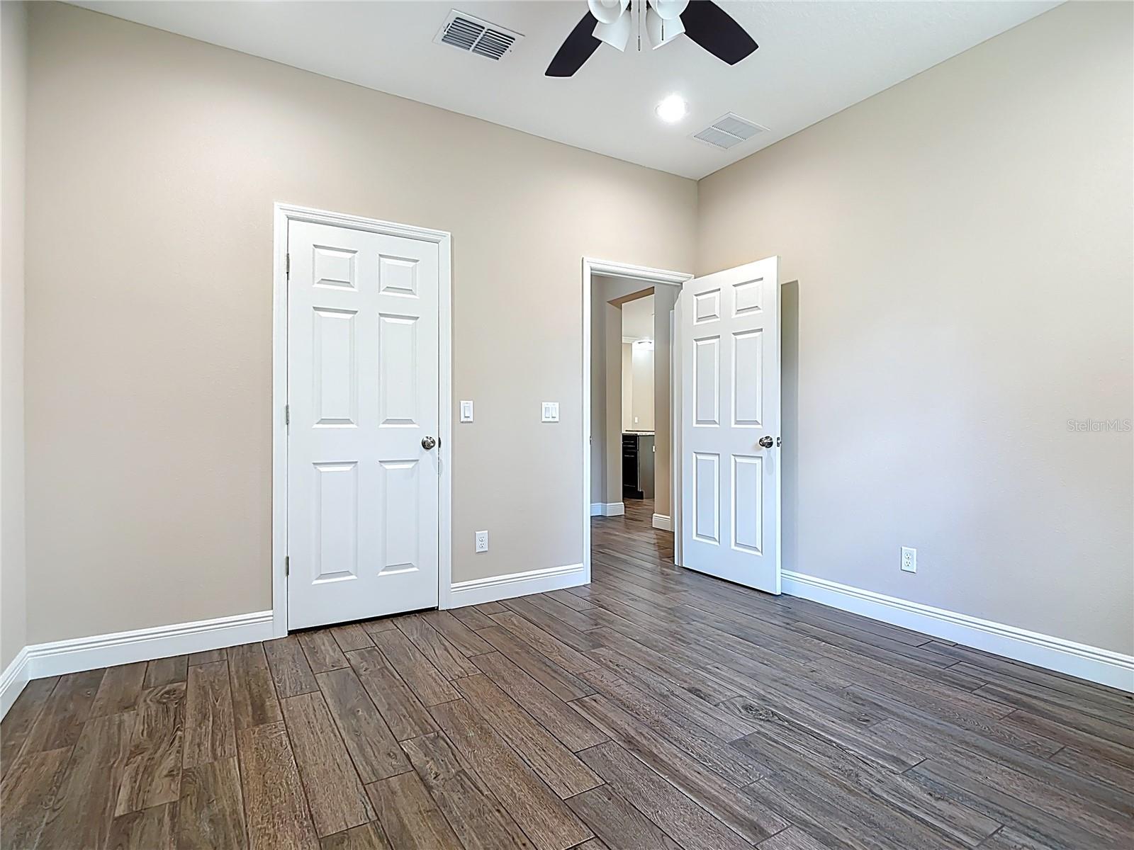 Image 25 of 67 For 19041 Mardi Gras Street