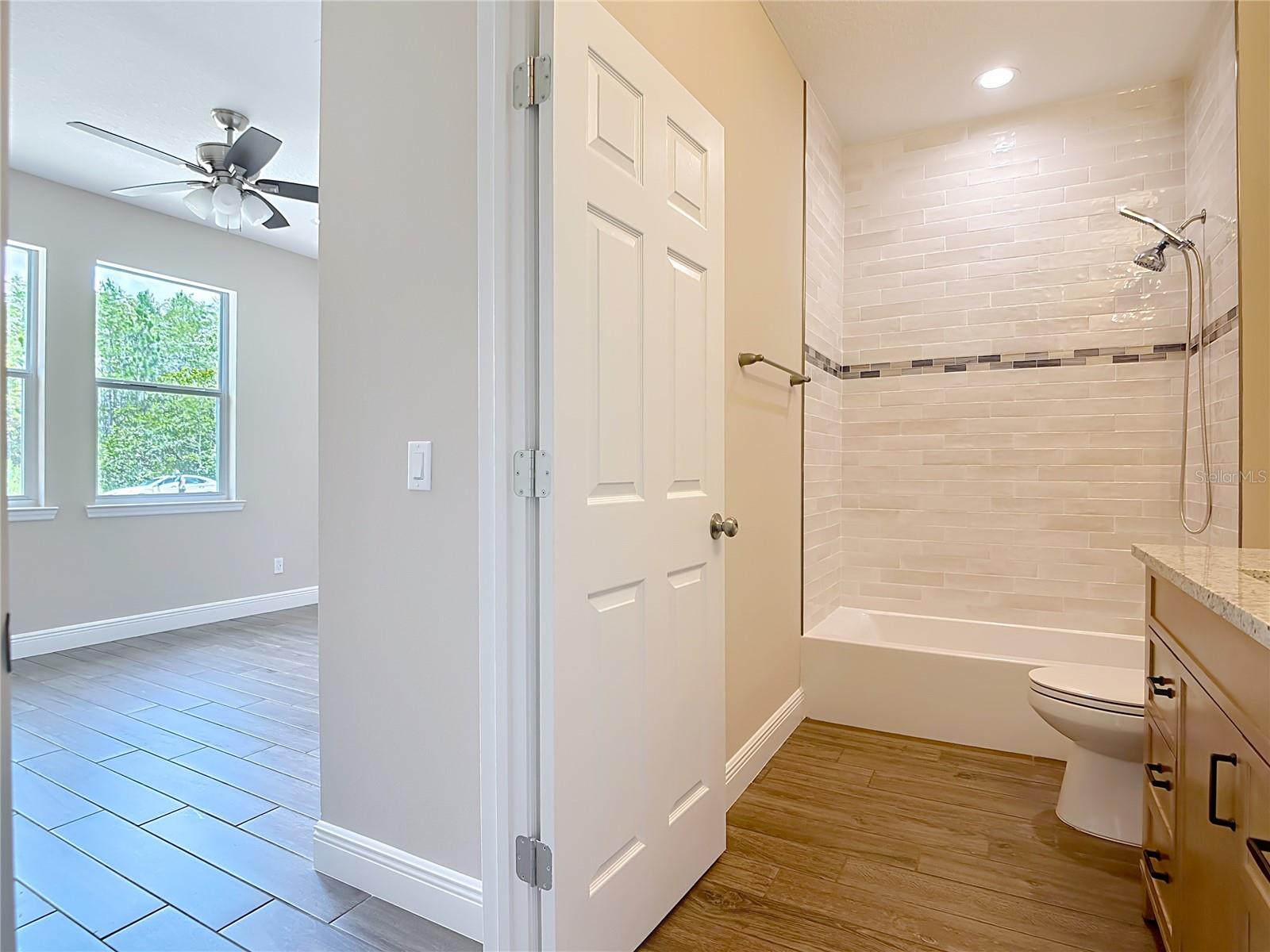 Image 26 of 67 For 19041 Mardi Gras Street