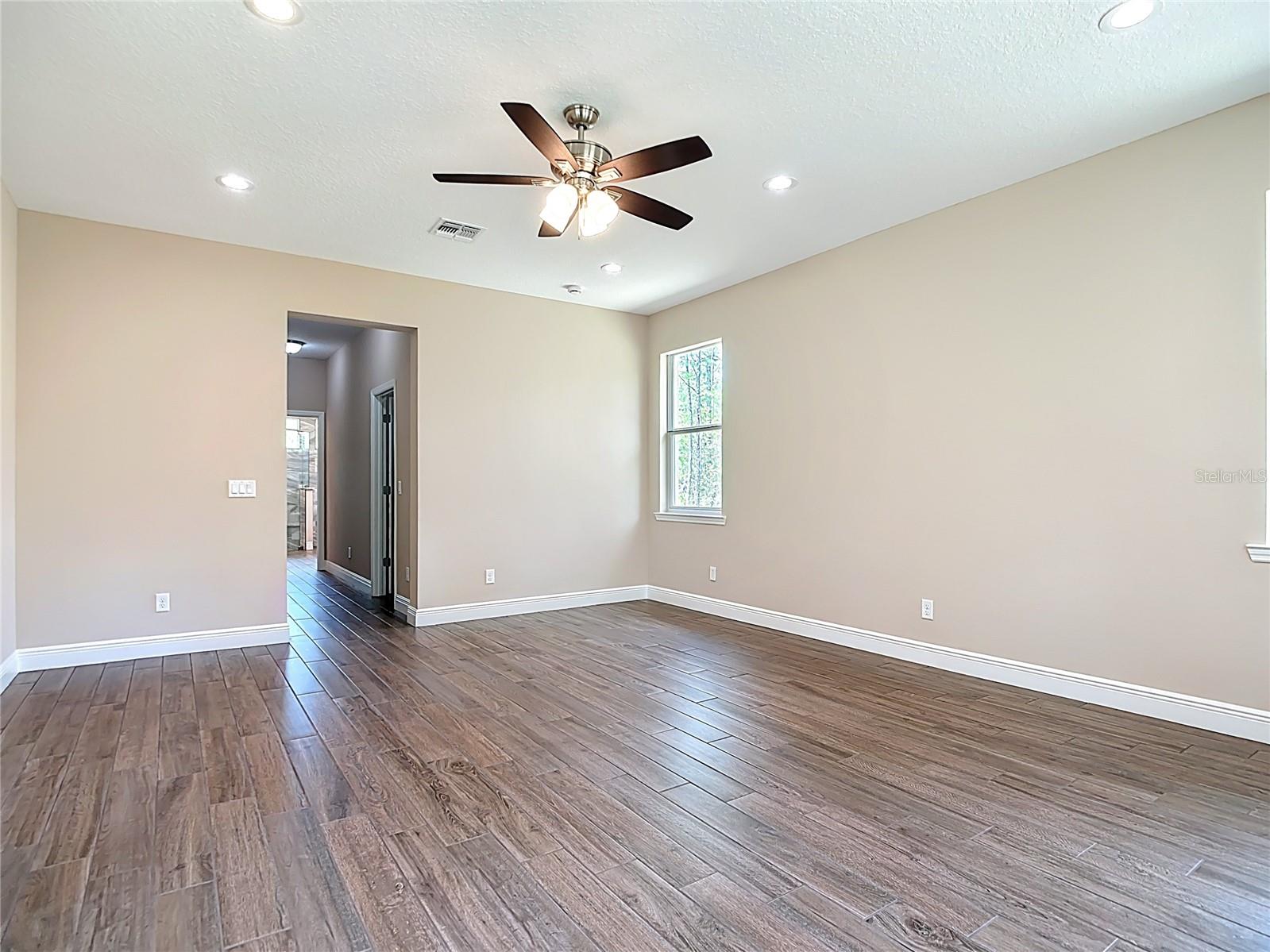 Image 37 of 67 For 19041 Mardi Gras Street