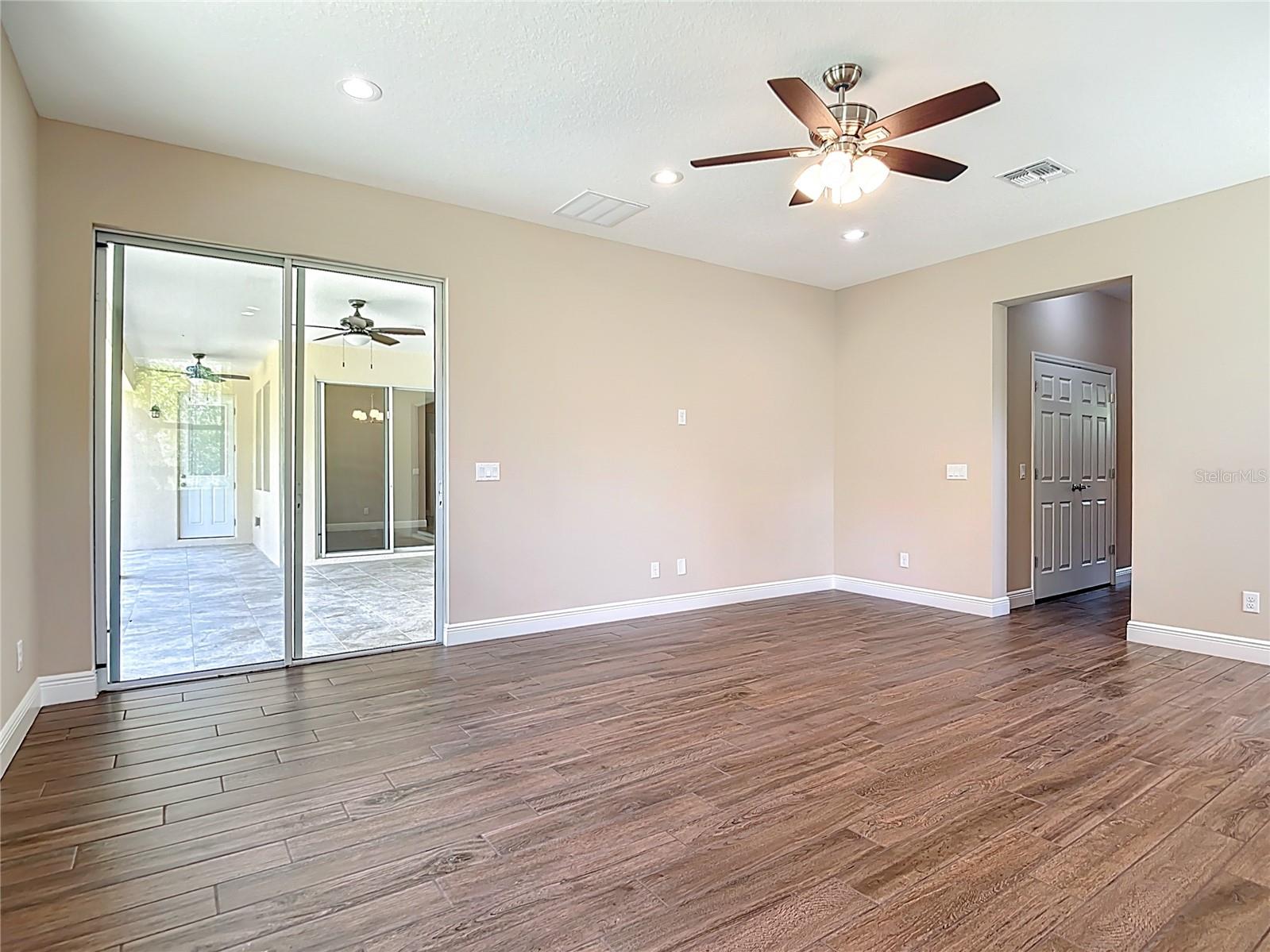 Image 38 of 67 For 19041 Mardi Gras Street