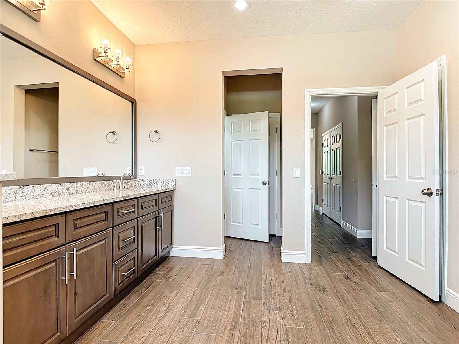 Image 39 of 67 For 19041 Mardi Gras Street