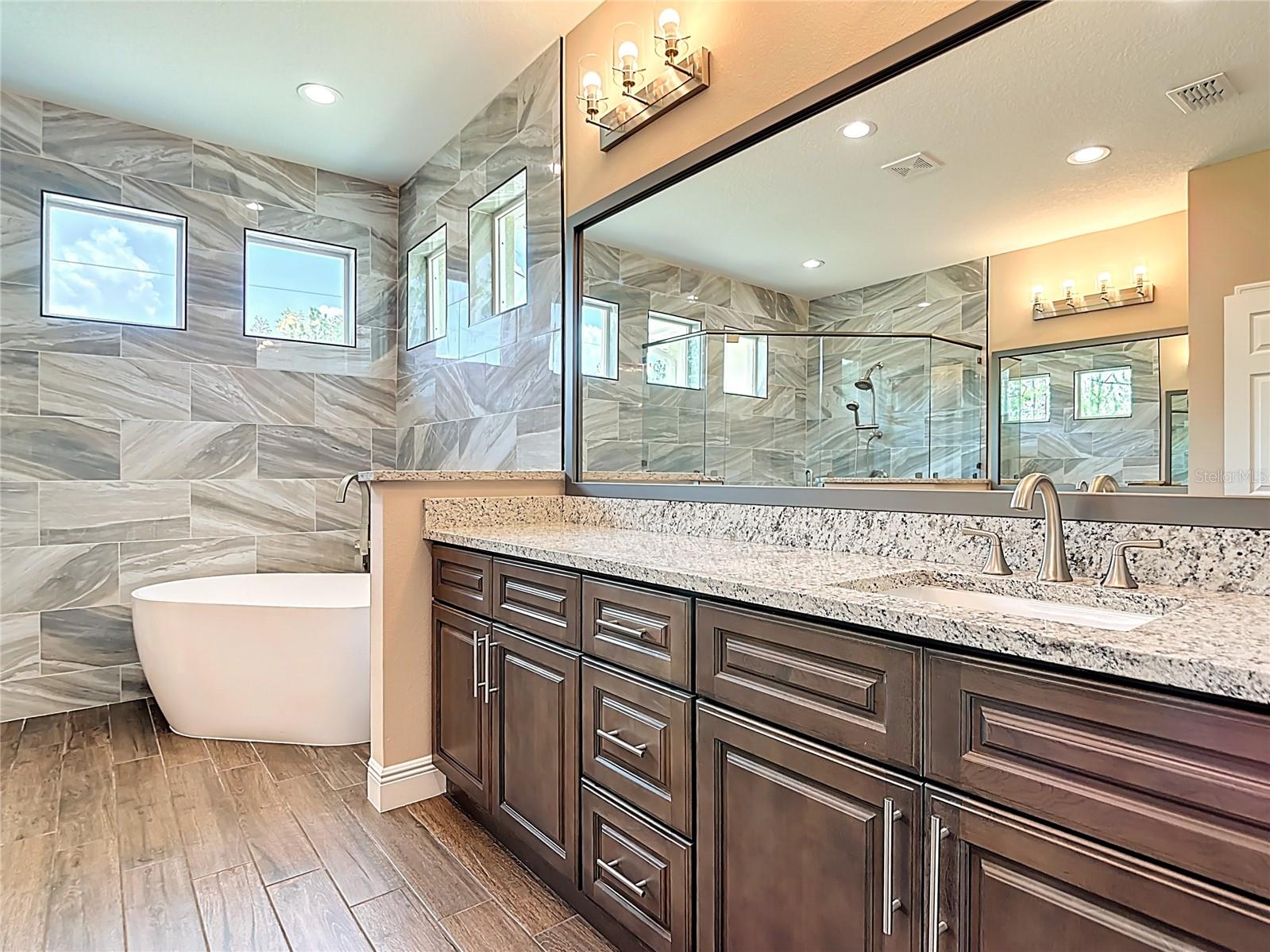 Image 41 of 67 For 19041 Mardi Gras Street