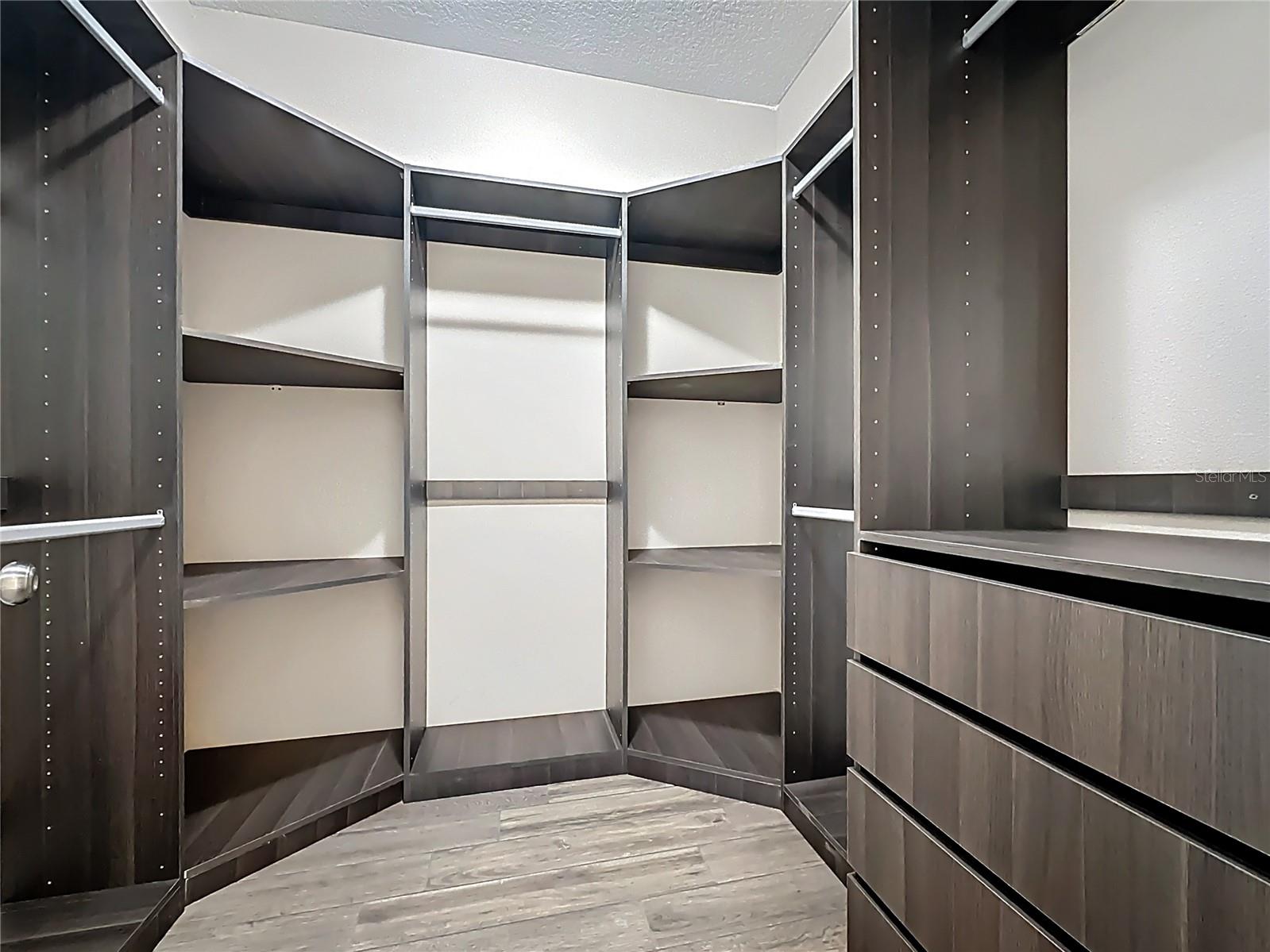 Image 46 of 67 For 19041 Mardi Gras Street