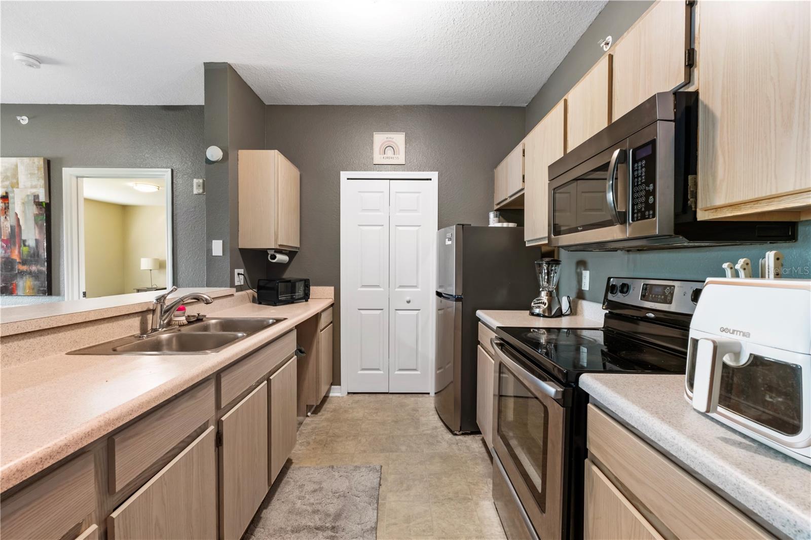 Image 6 of 12 For 5475 Vineland Road 8302