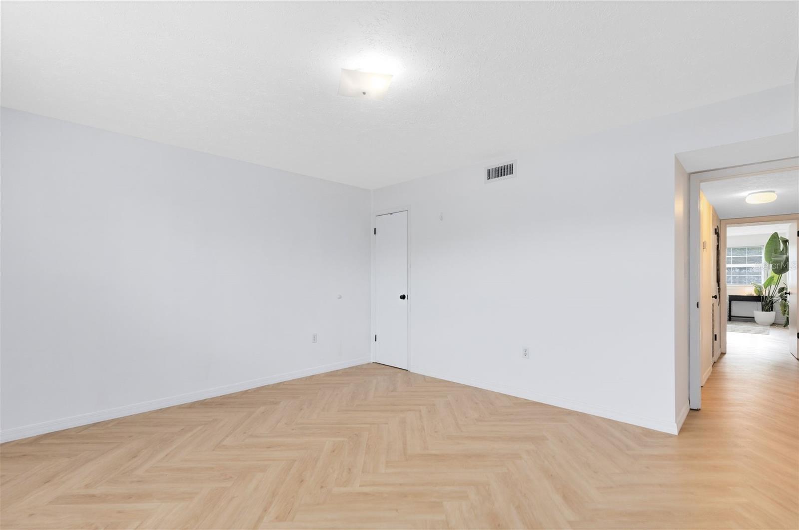 Image 15 of 28 For 4270 Lake Underhill Road 1