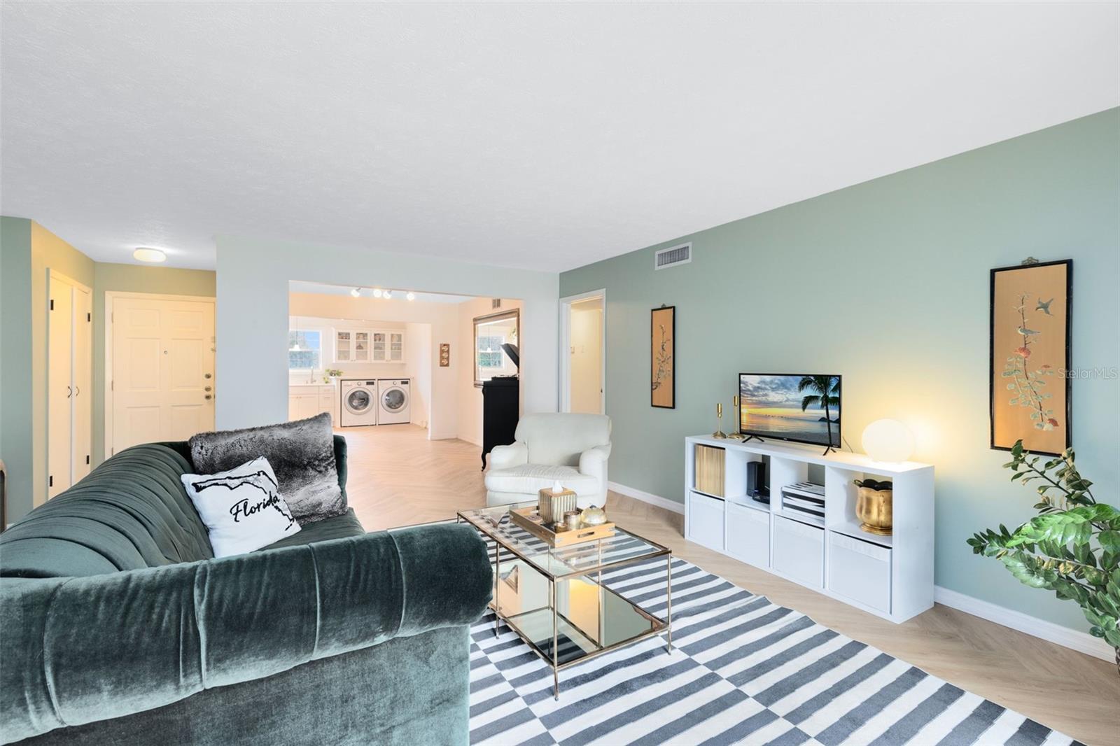 Image 5 of 28 For 4270 Lake Underhill Road 1