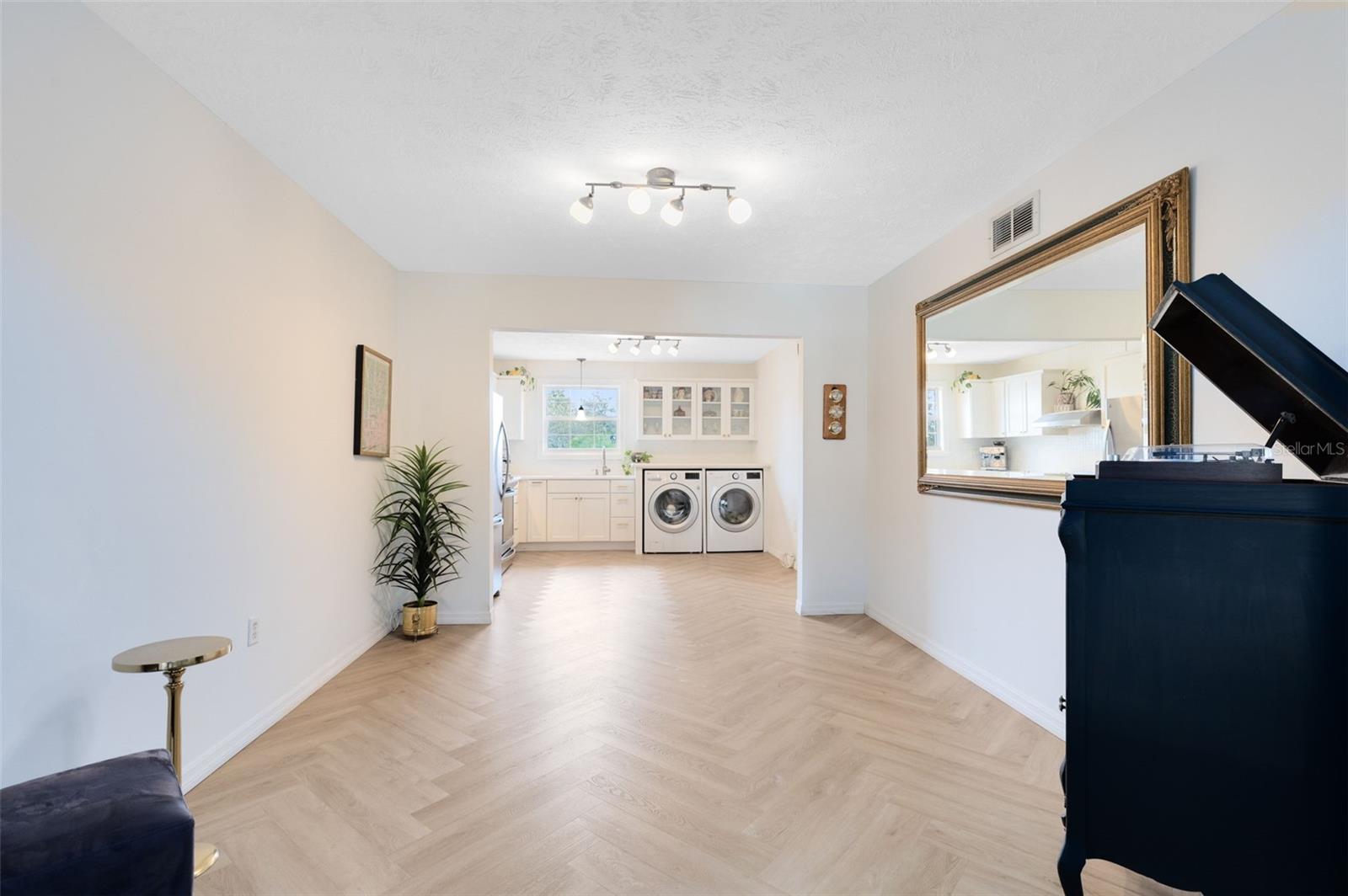 Image 7 of 28 For 4270 Lake Underhill Road 1