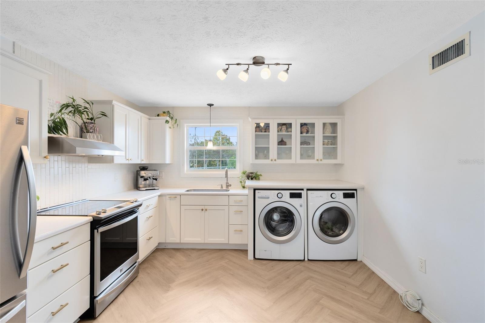 Image 8 of 28 For 4270 Lake Underhill Road 1