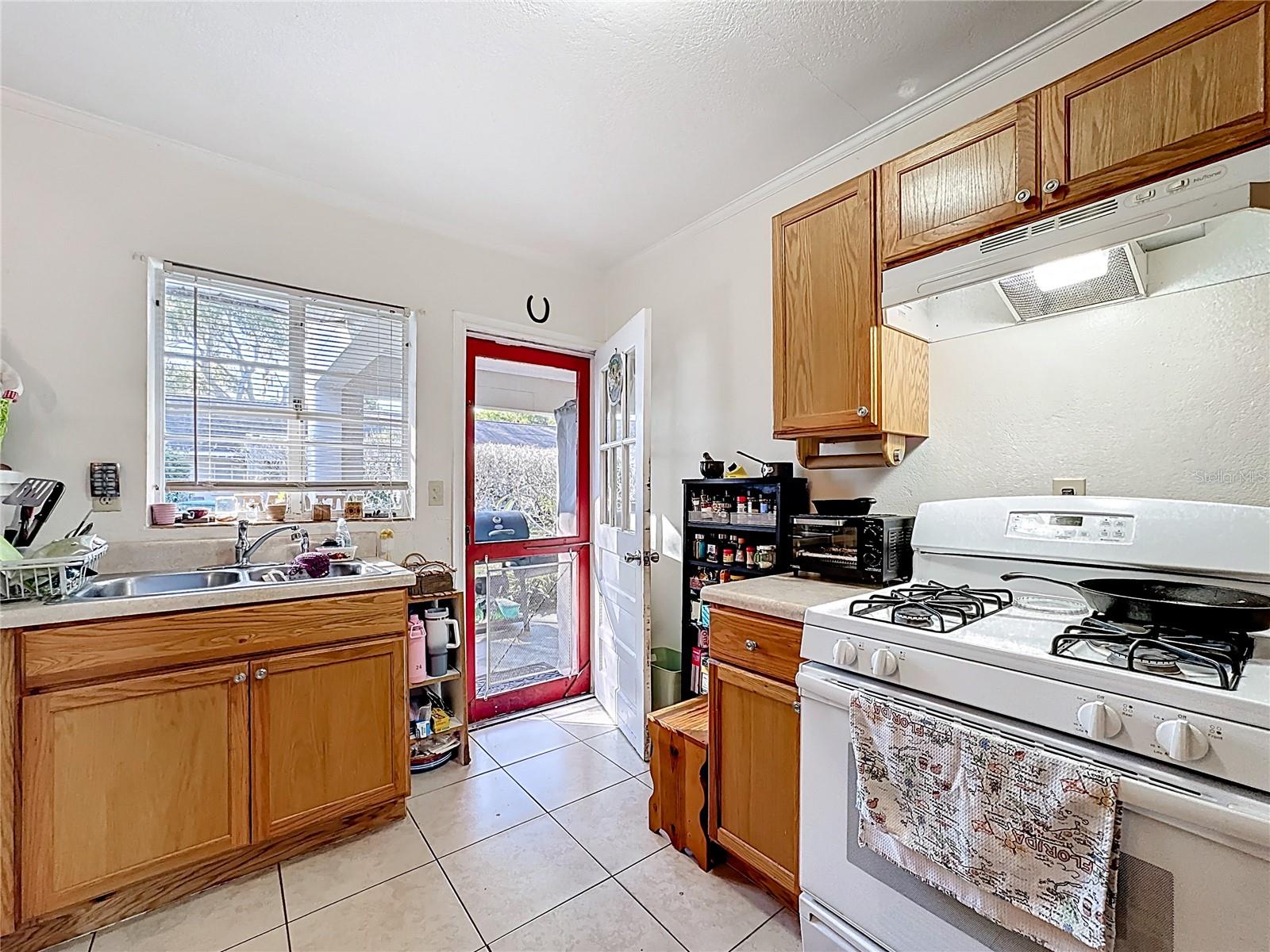 Image 15 of 78 For 833 Oxford Street