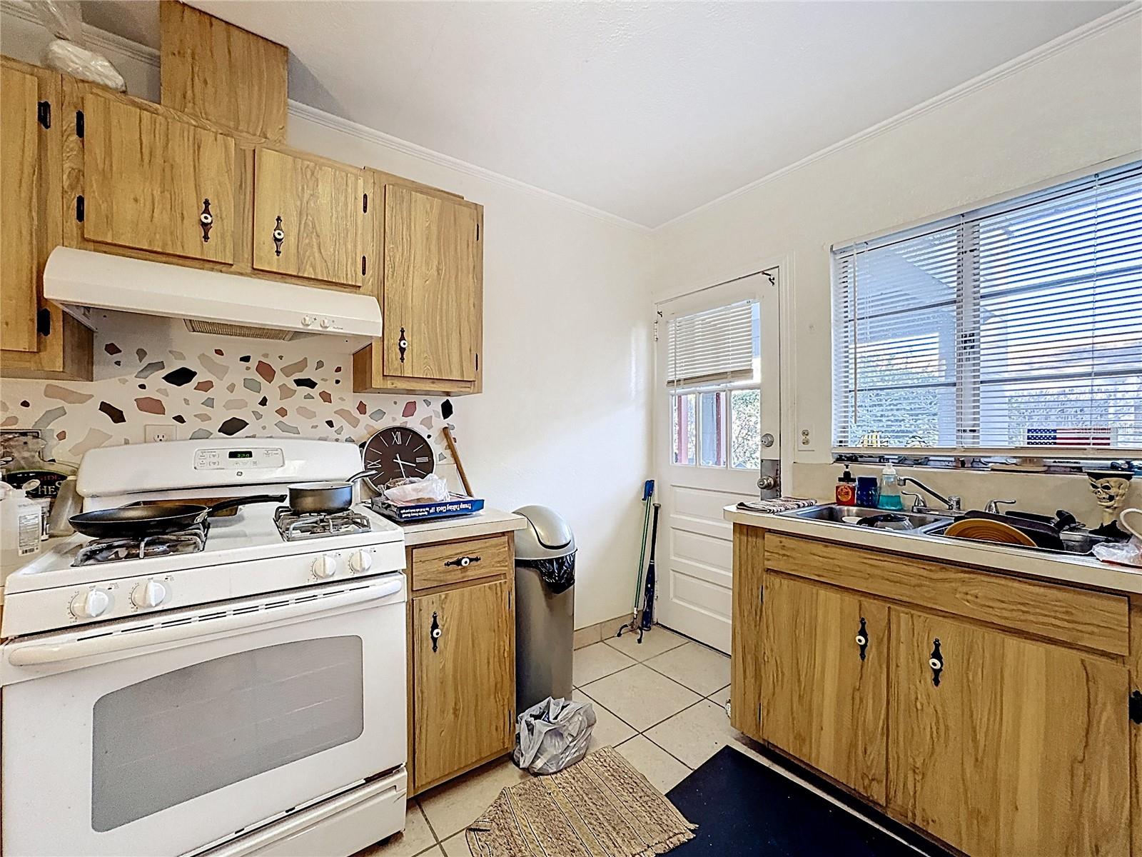 Image 45 of 78 For 833 Oxford Street