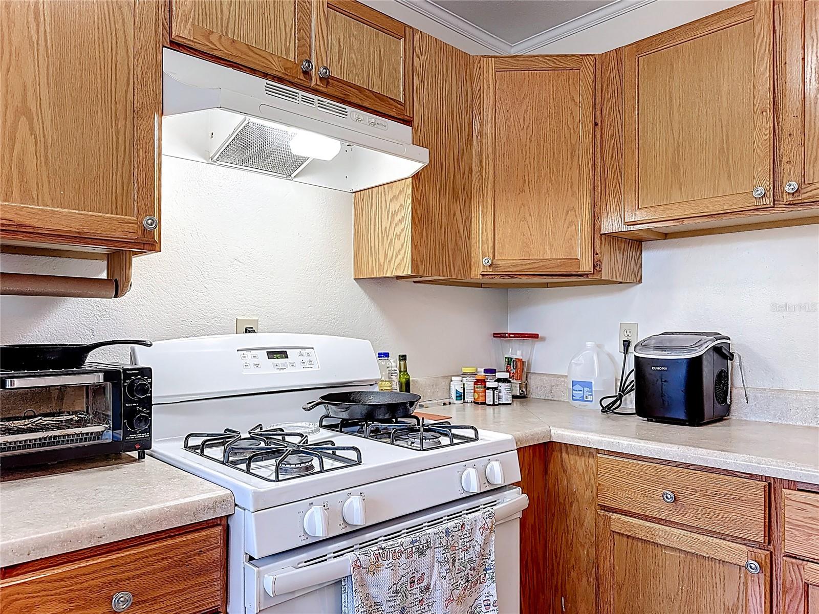 Image 8 of 78 For 833 Oxford Street