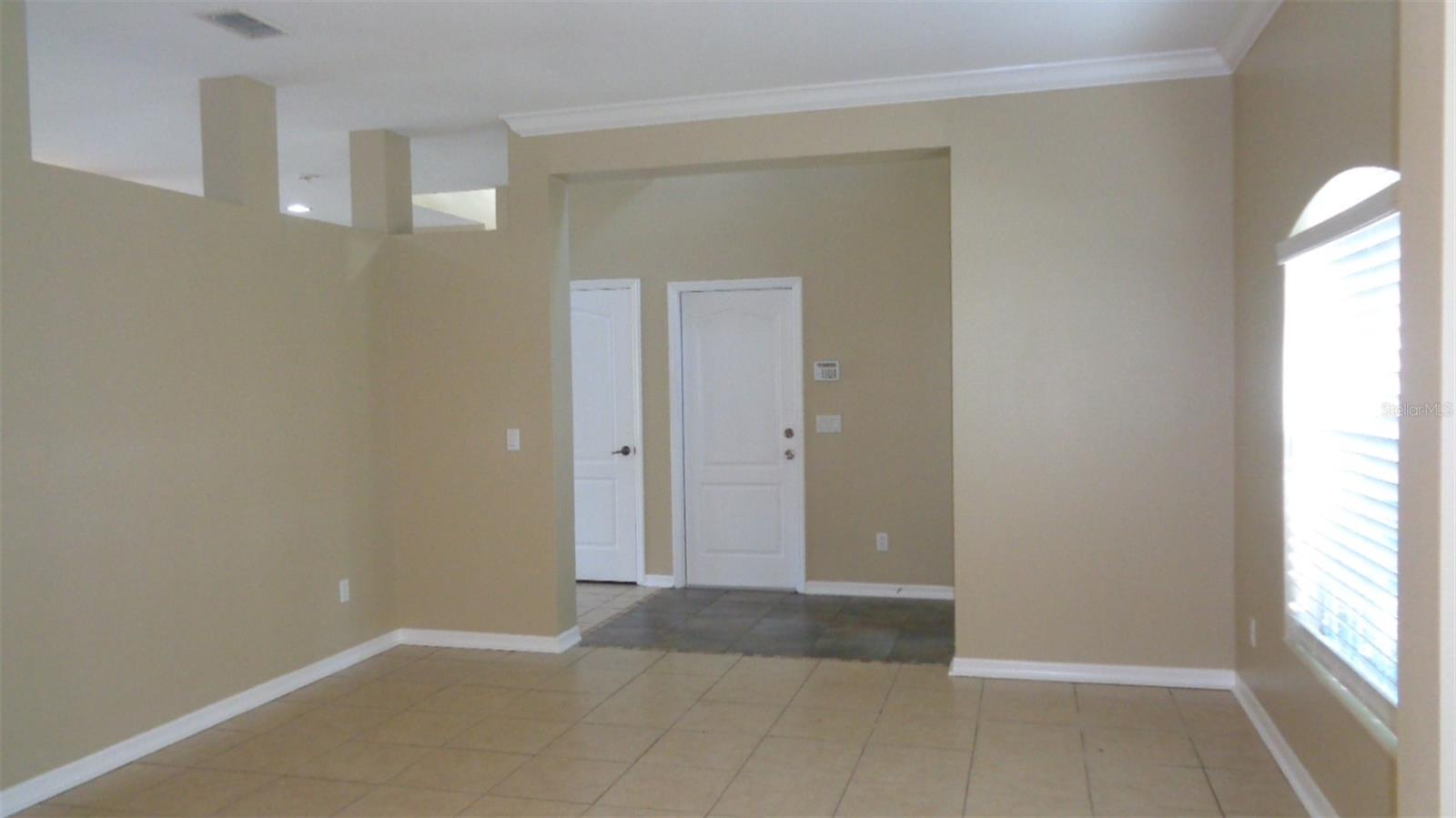 Image 4 of 13 For 981 Valleyway Drive