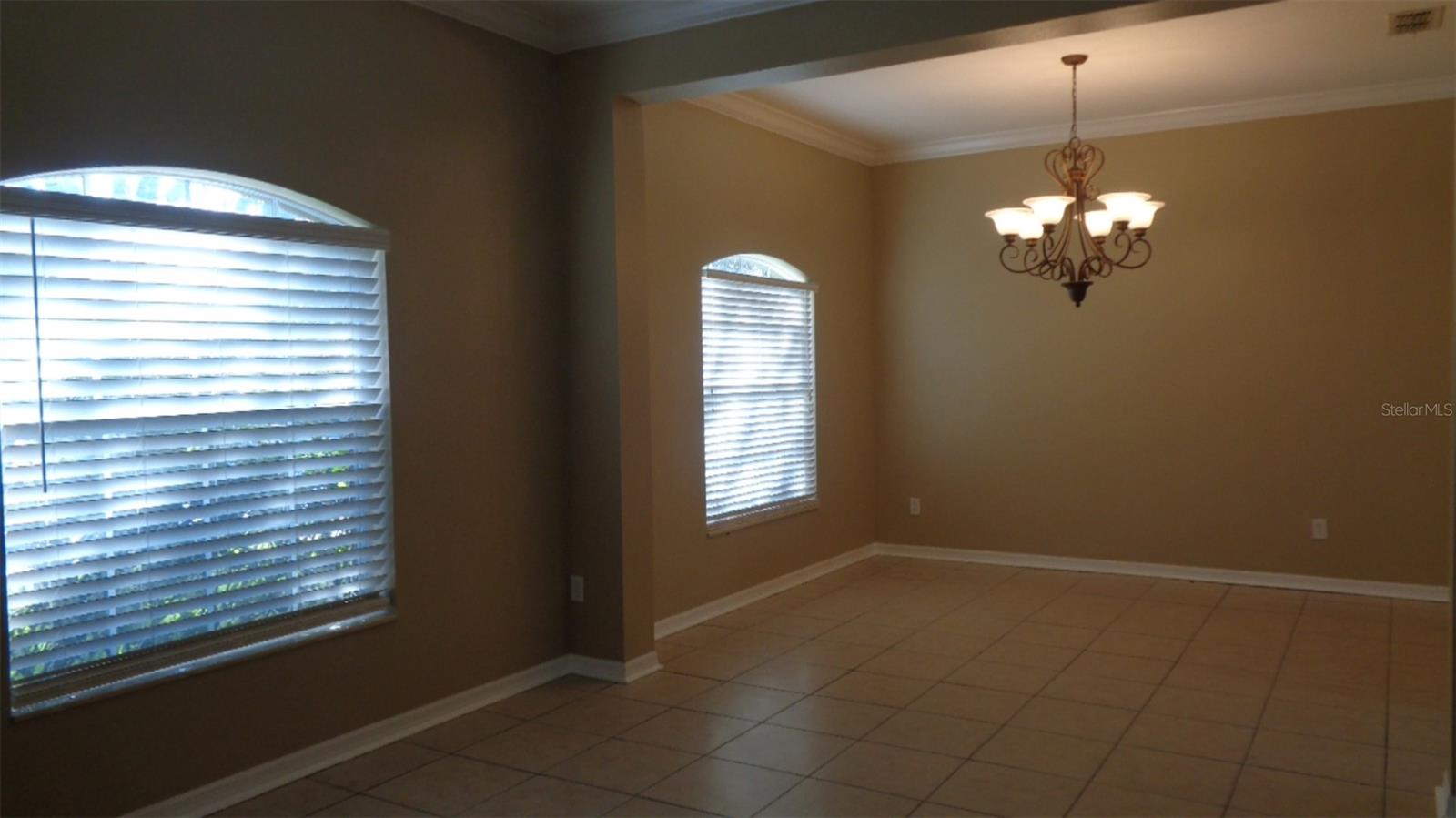 Image 7 of 13 For 981 Valleyway Drive