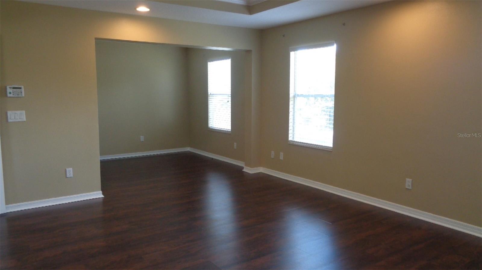 Image 8 of 13 For 981 Valleyway Drive