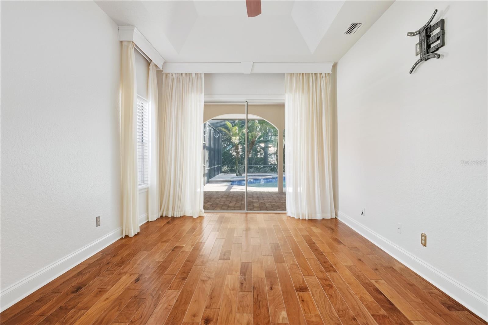 Image 21 of 47 For 7725 Apple Tree Circle