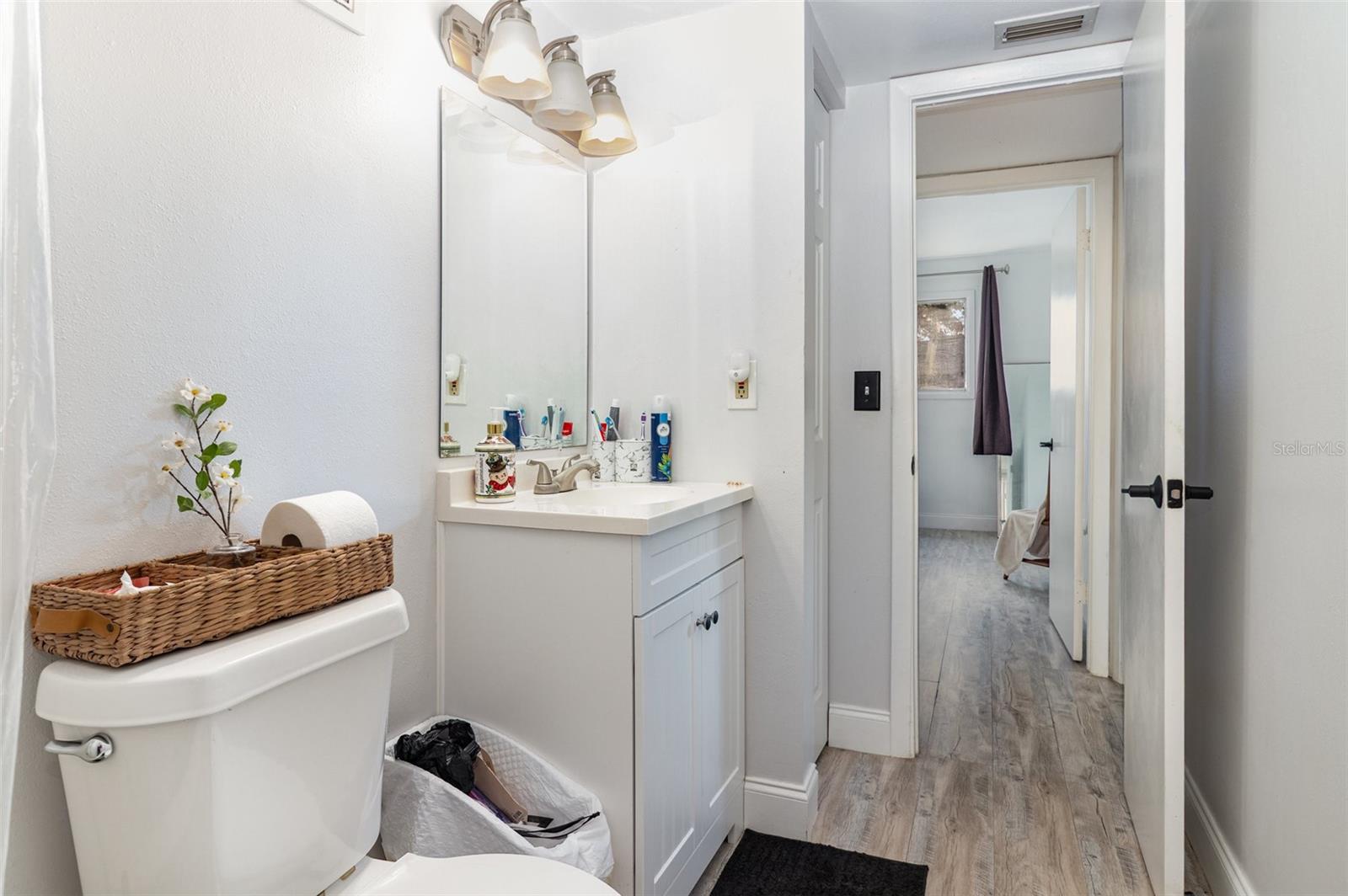 Image 10 of 30 For 924 Lake Destiny Road E