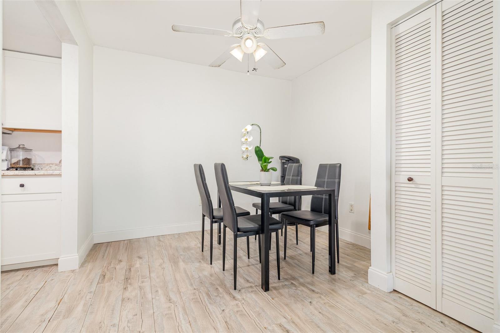 Image 11 of 30 For 924 Lake Destiny Road E