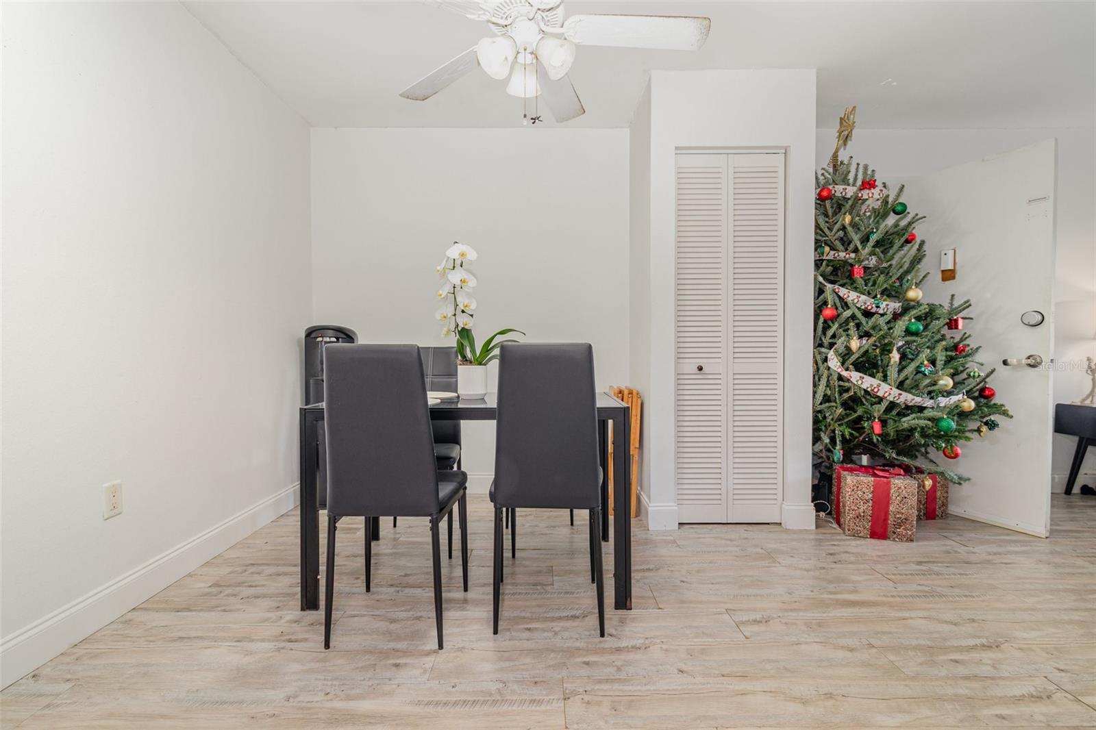 Image 12 of 30 For 924 Lake Destiny Road E