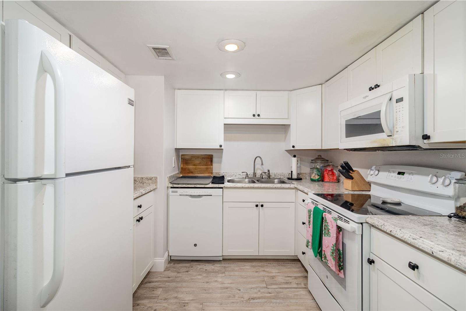 Image 13 of 30 For 924 Lake Destiny Road E