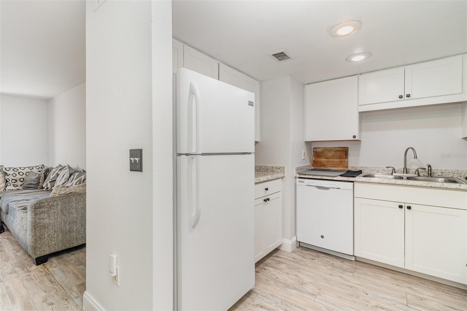 Image 14 of 30 For 924 Lake Destiny Road E