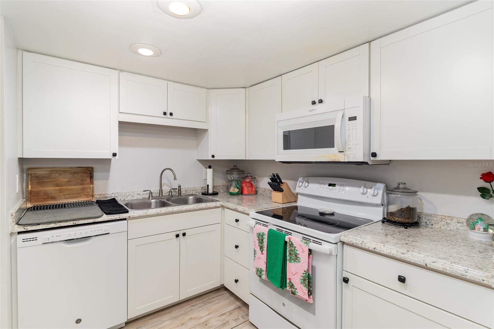 Image 15 of 30 For 924 Lake Destiny Road E