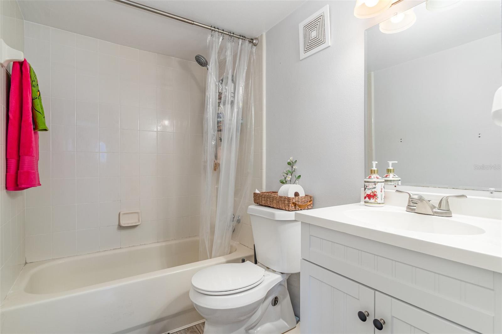 Image 17 of 30 For 924 Lake Destiny Road E