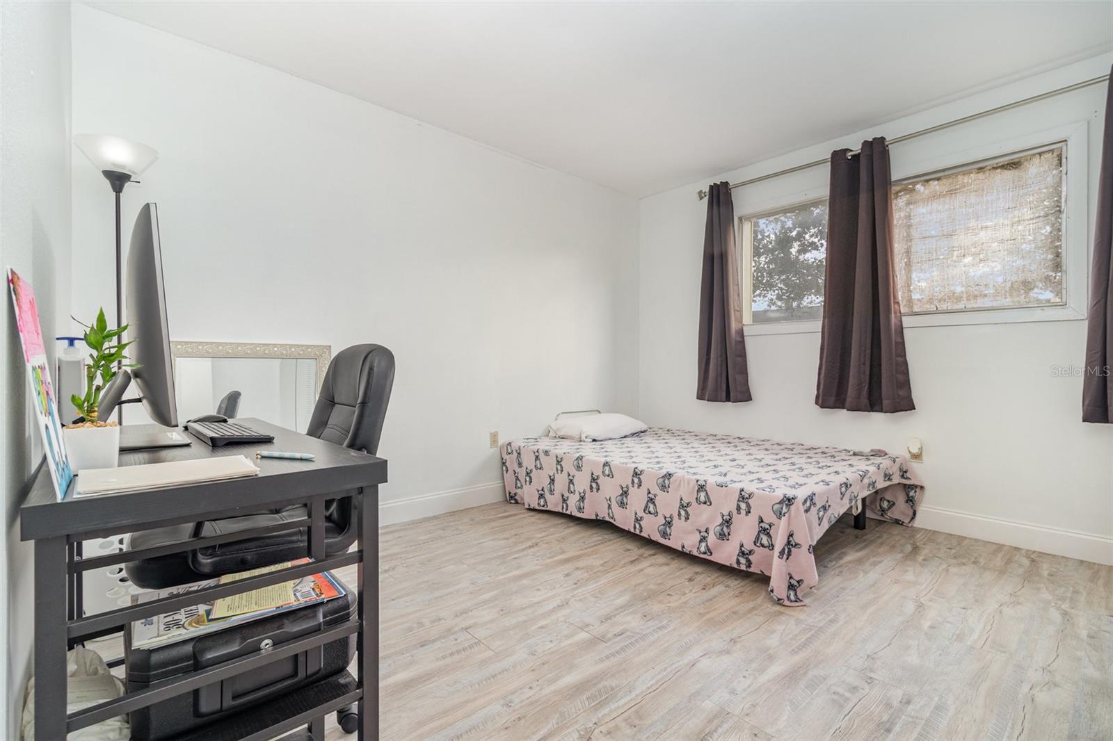 Image 18 of 30 For 924 Lake Destiny Road E