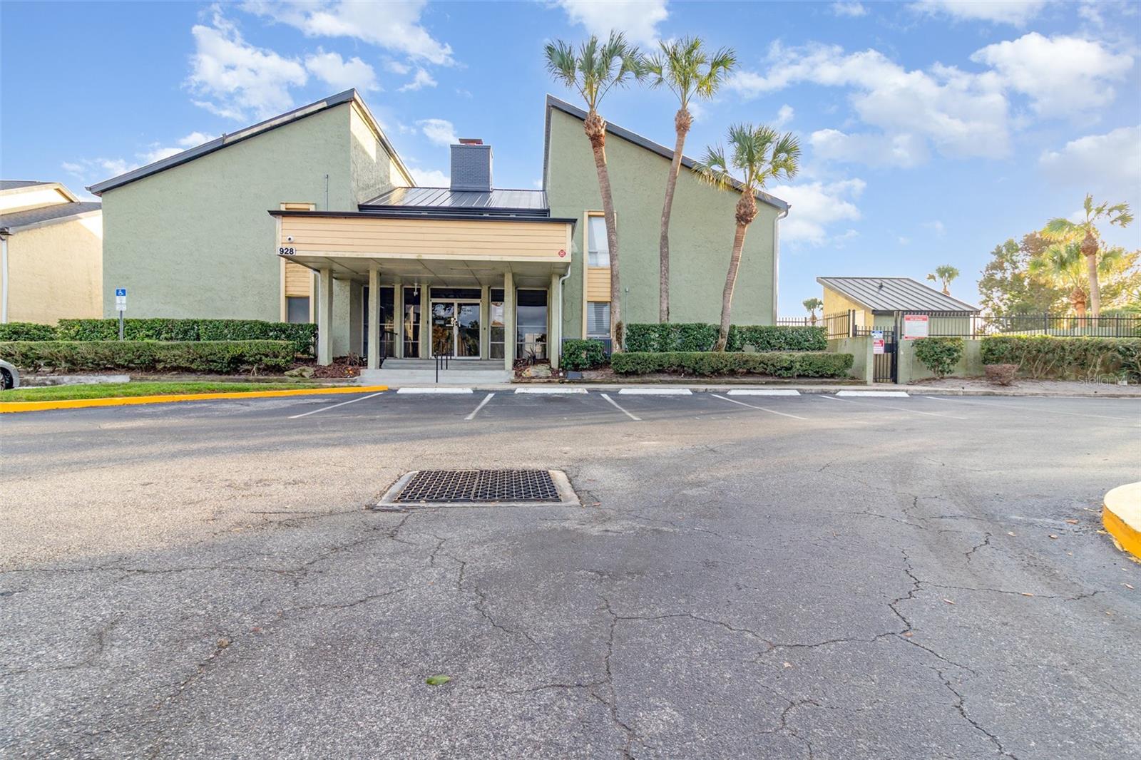 Image 2 of 30 For 924 Lake Destiny Road E