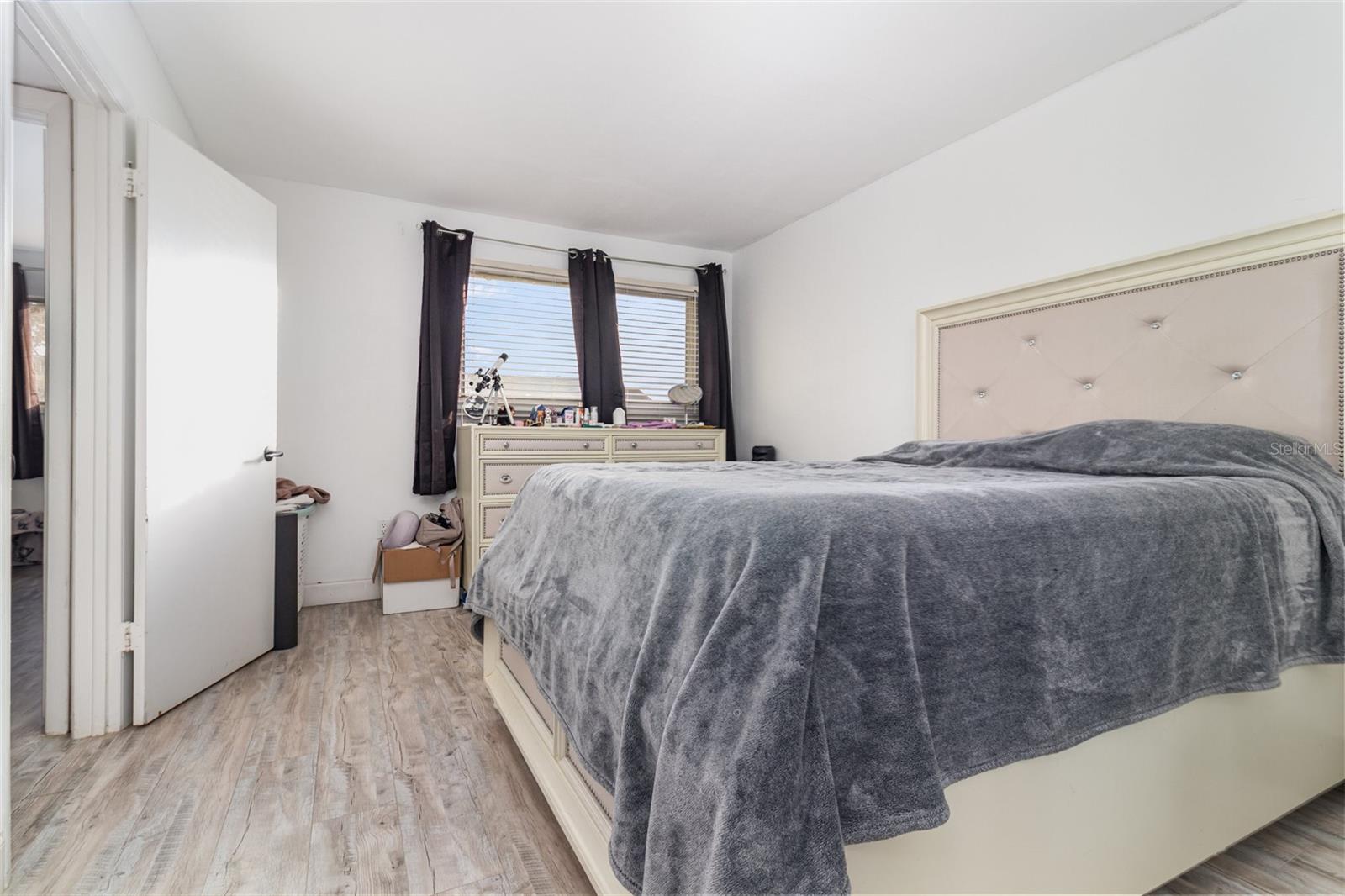 Image 21 of 30 For 924 Lake Destiny Road E