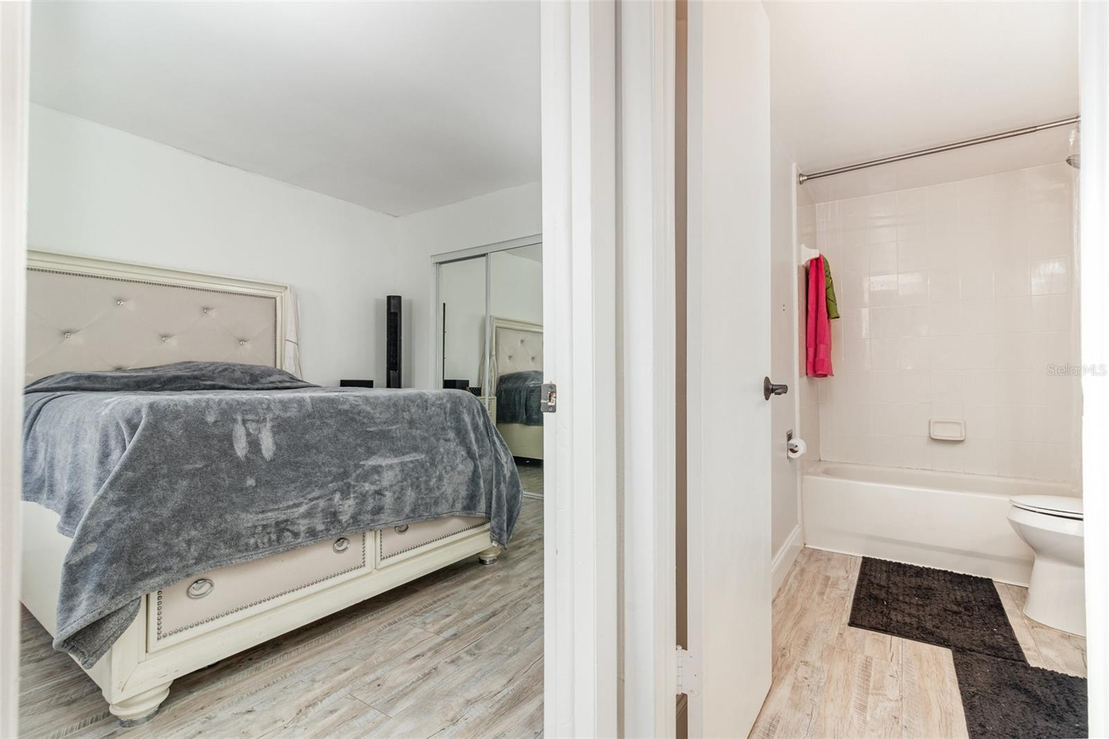 Image 22 of 30 For 924 Lake Destiny Road E