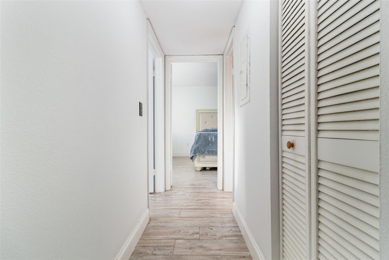 Image 24 of 30 For 924 Lake Destiny Road E